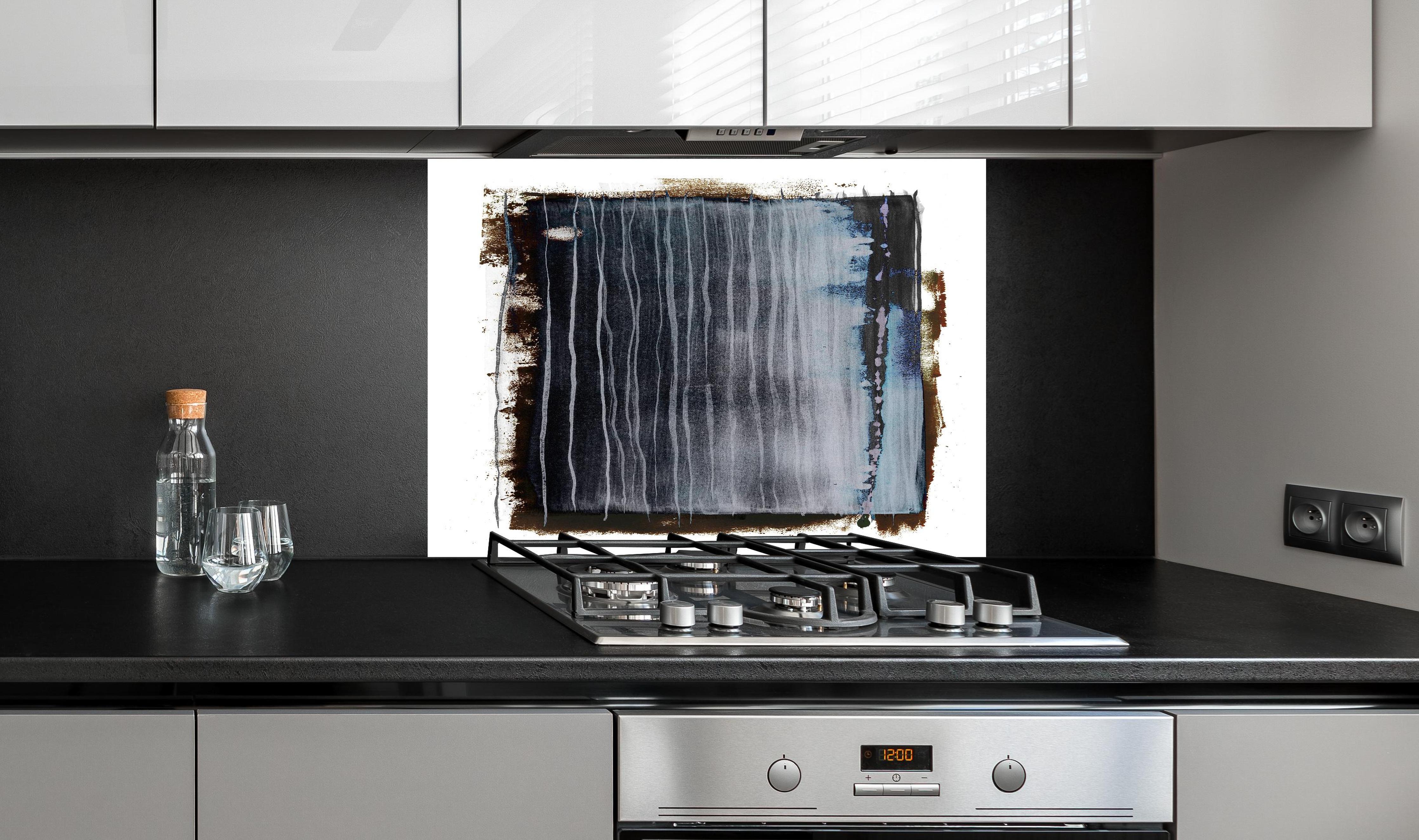 Spritzschutz - Moderne Malerei in Weiß und Grau hinter einem Cerankochfeld zwischen Holz-Kochutensilien
