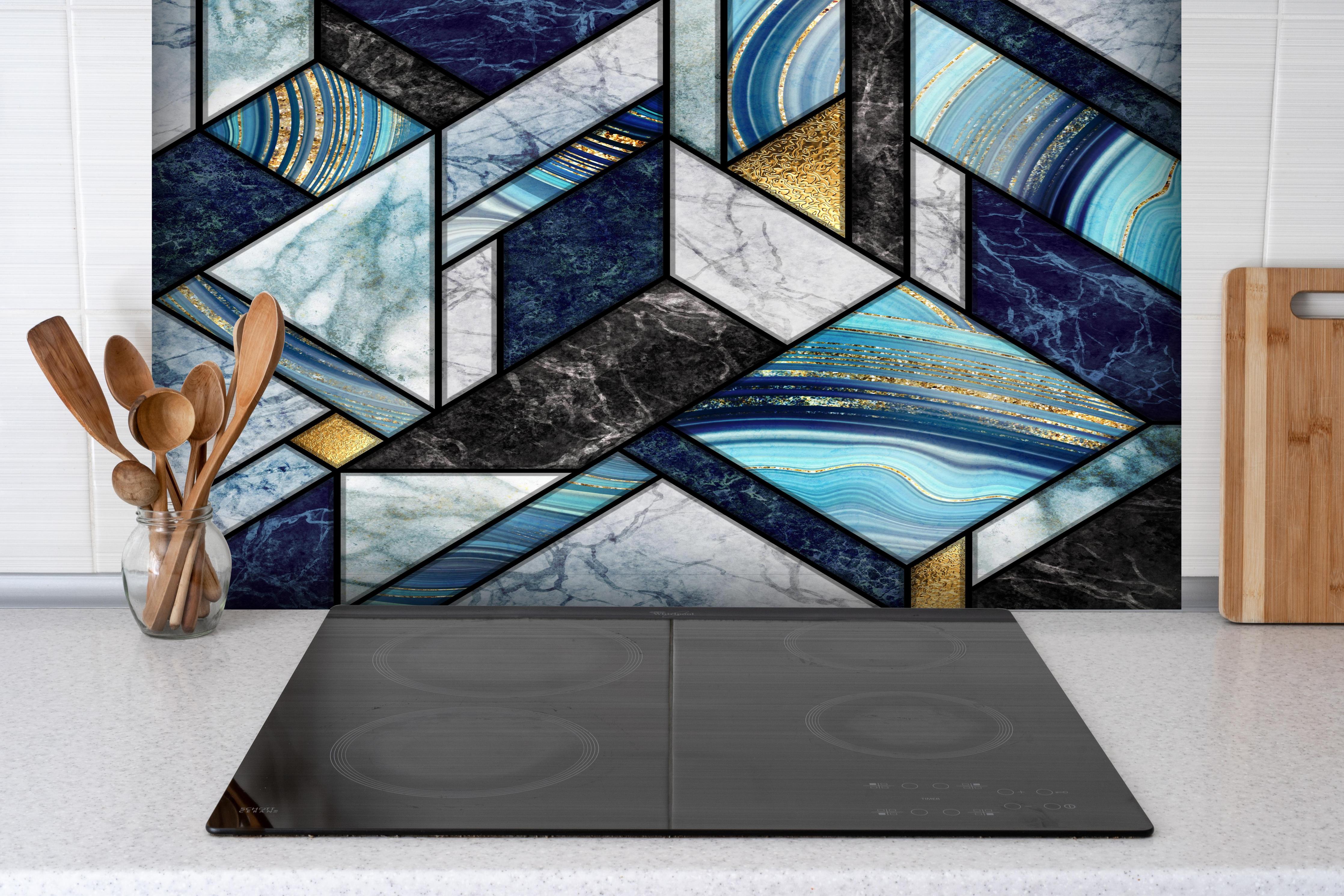 Spritzschutz - Moderne Marmor Granit Gold Mosaik Kunst hinter einem Cerankochfeld zwischen Holz-Kochutensilien
