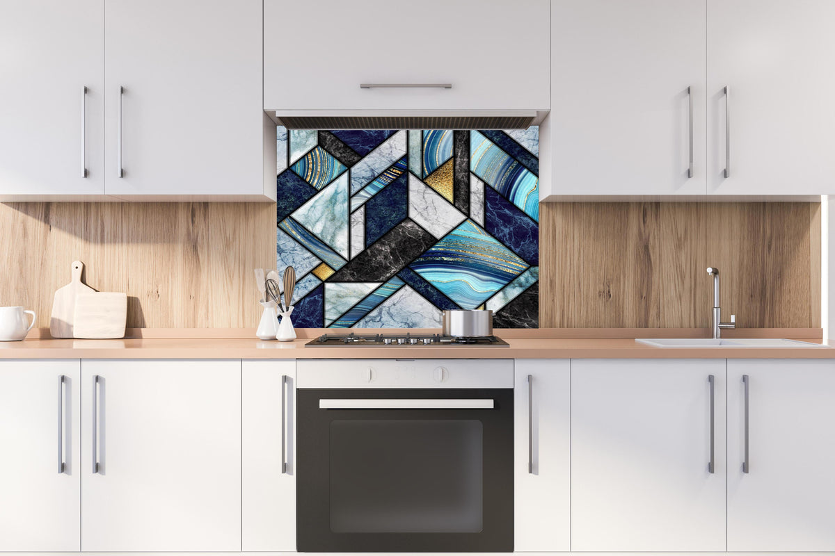 Spritzschutz - Moderne Marmor Granit Gold Mosaik Kunst hinter einem Cerankochfeld zwischen Holz-Kochutensilien

