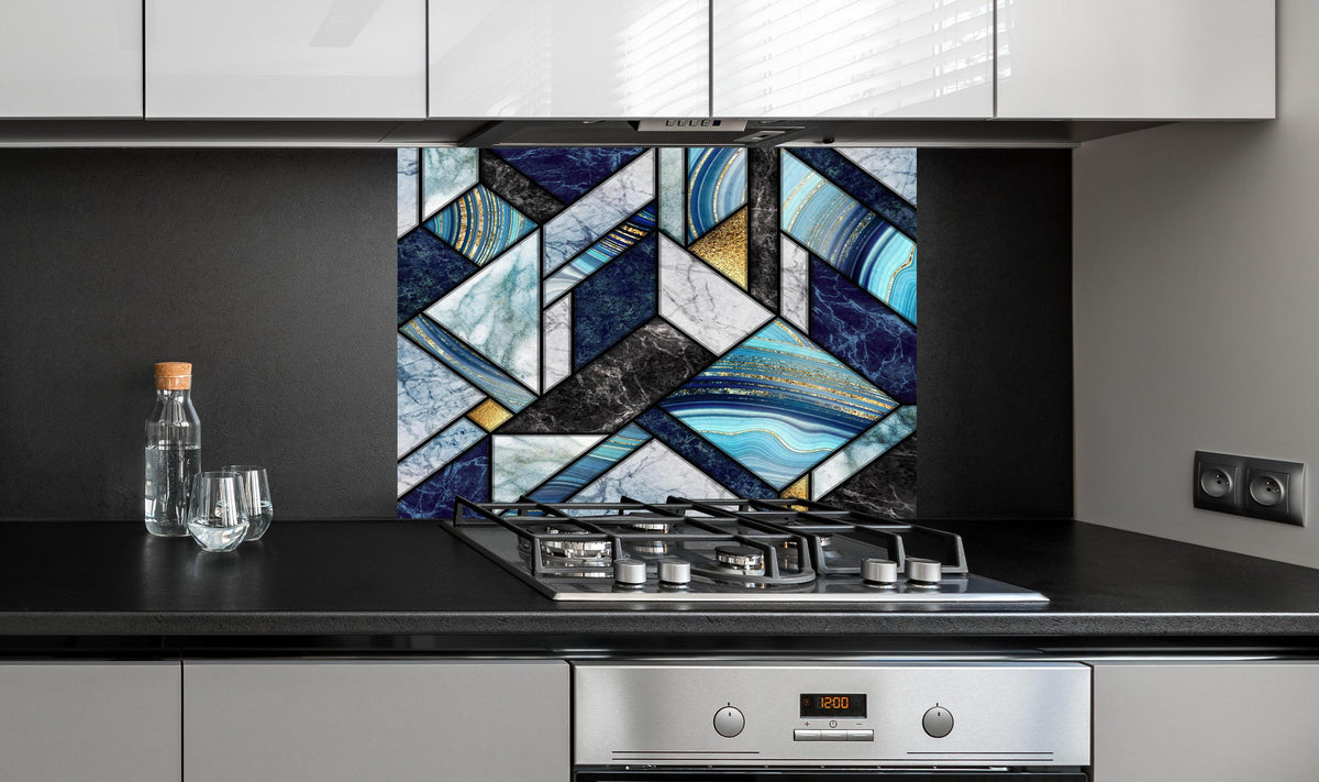Spritzschutz - Moderne Marmor Granit Gold Mosaik Kunst hinter einem Cerankochfeld zwischen Holz-Kochutensilien
