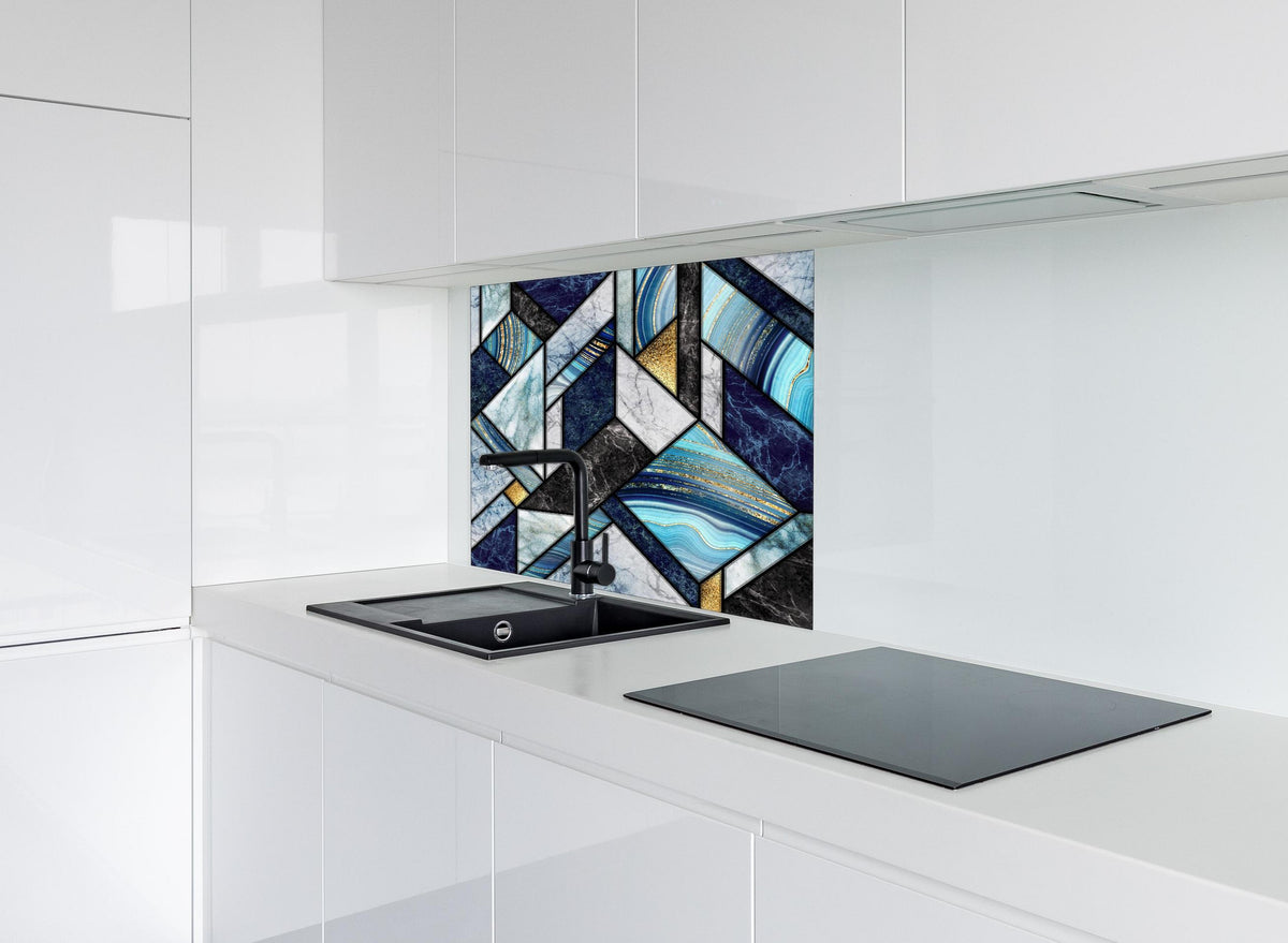 Spritzschutz - Moderne Marmor Granit Gold Mosaik Kunst hinter einem Cerankochfeld zwischen Holz-Kochutensilien
