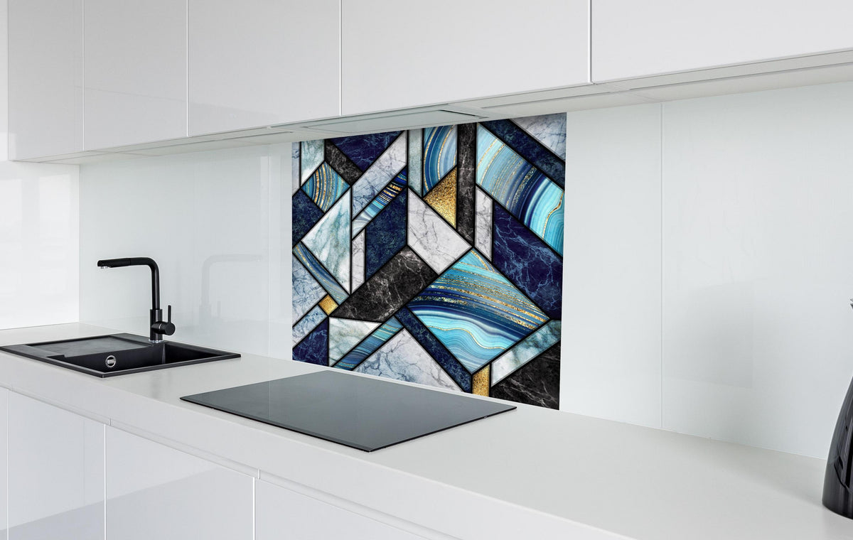 Spritzschutz - Moderne Marmor Granit Gold Mosaik Kunst hinter einem Cerankochfeld zwischen Holz-Kochutensilien
