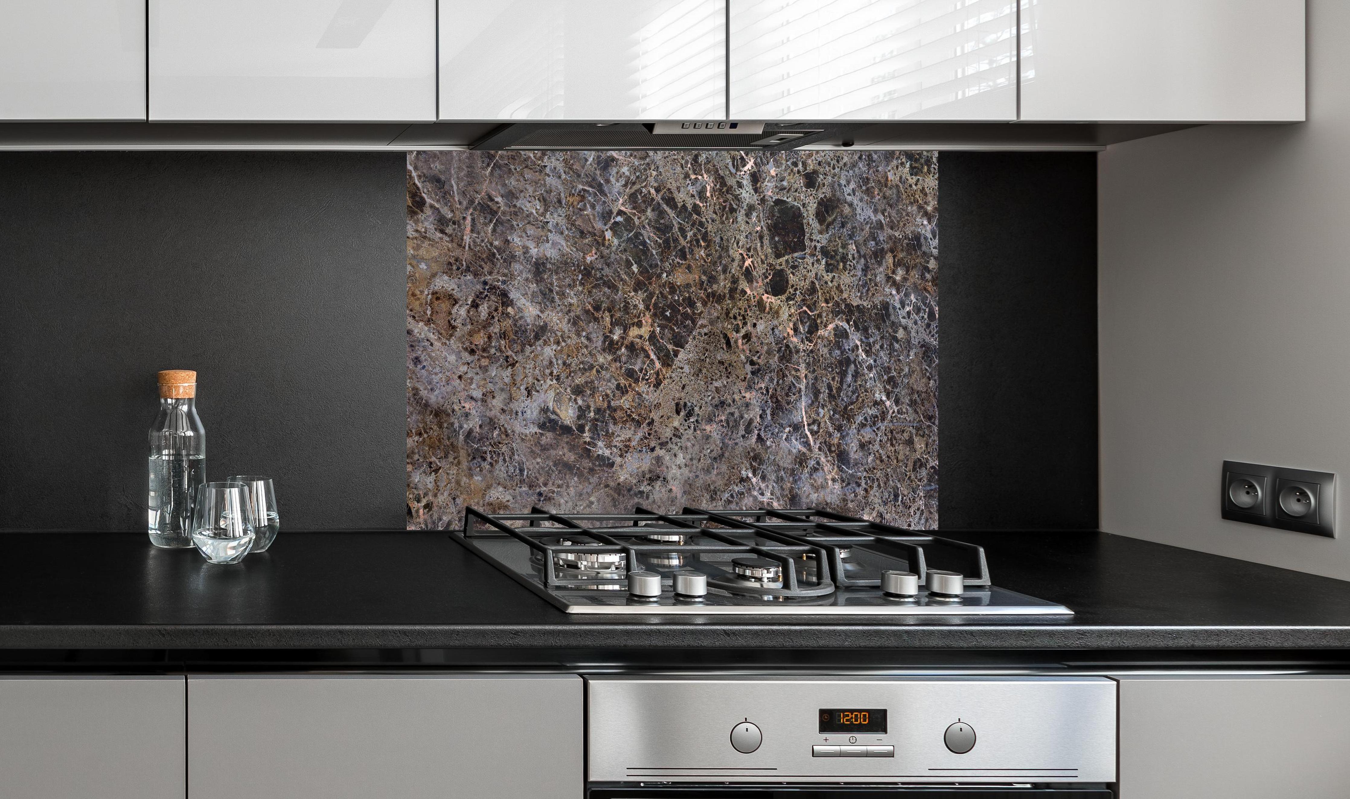 Spritzschutz - Moderne Marmor Granit Textur hinter einem Cerankochfeld zwischen Holz-Kochutensilien

