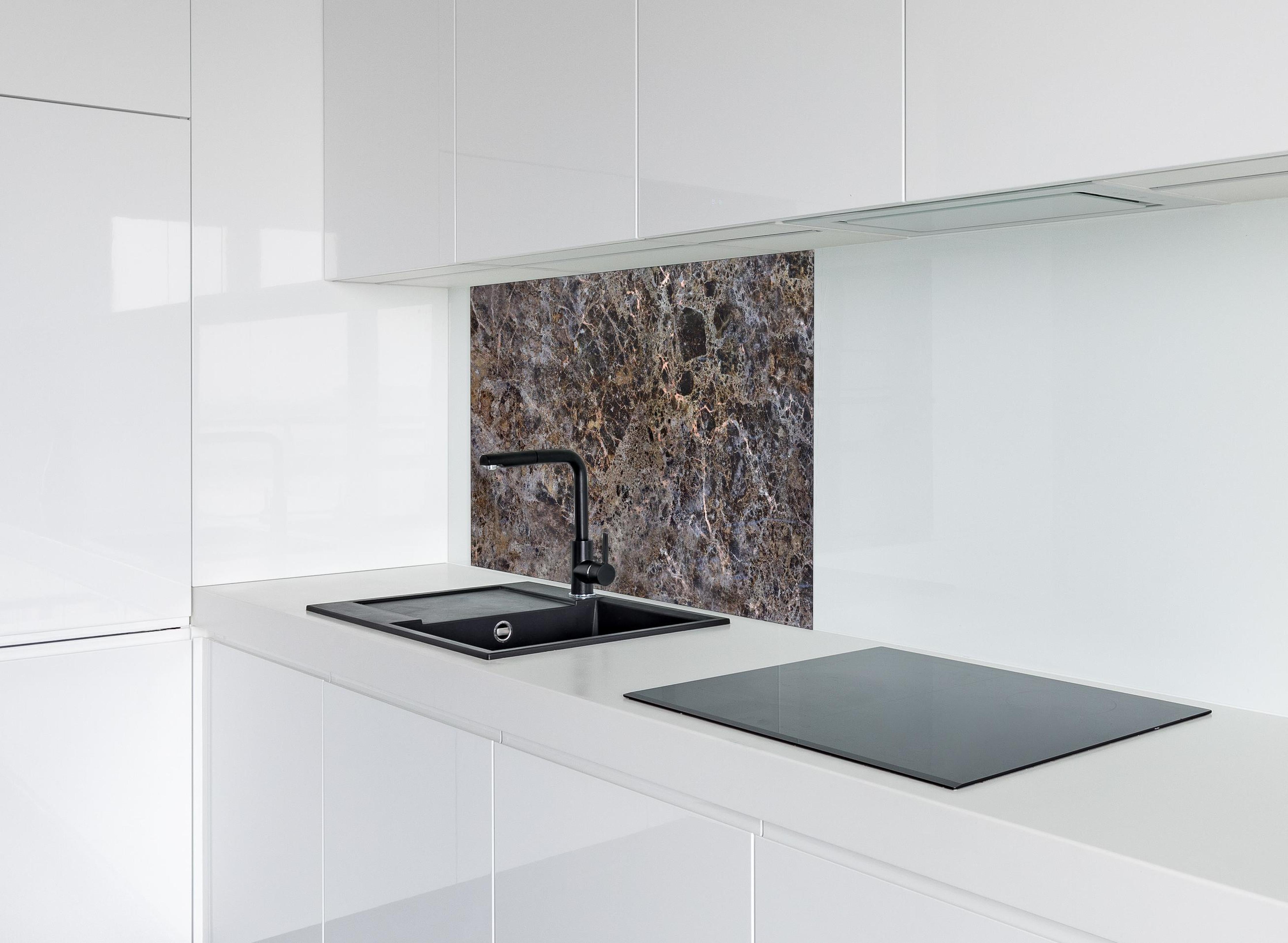 Spritzschutz - Moderne Marmor Granit Textur hinter einem Cerankochfeld zwischen Holz-Kochutensilien
