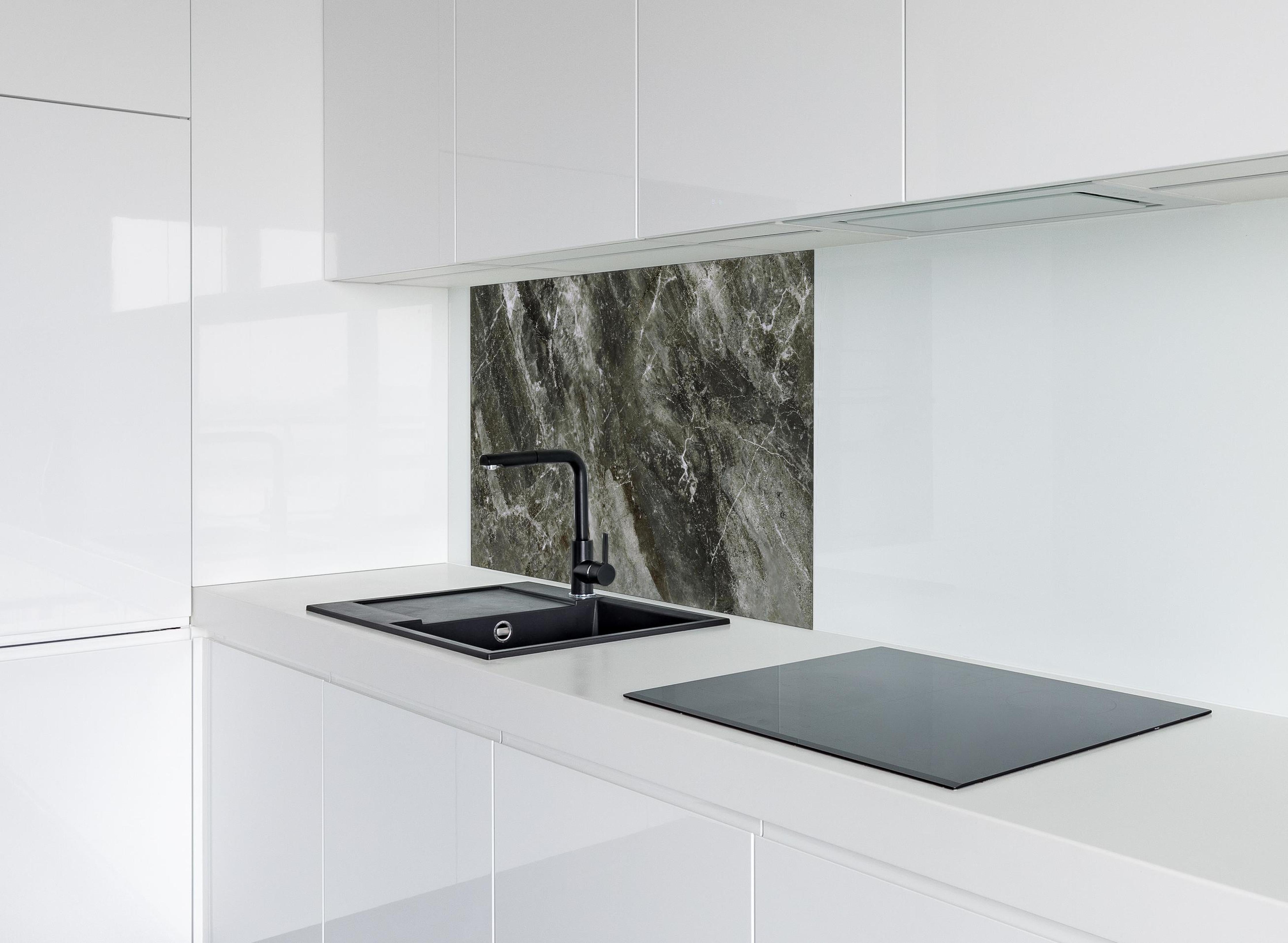 Spritzschutz - Moderne Marmor Textur  hinter einem Cerankochfeld zwischen Holz-Kochutensilien
