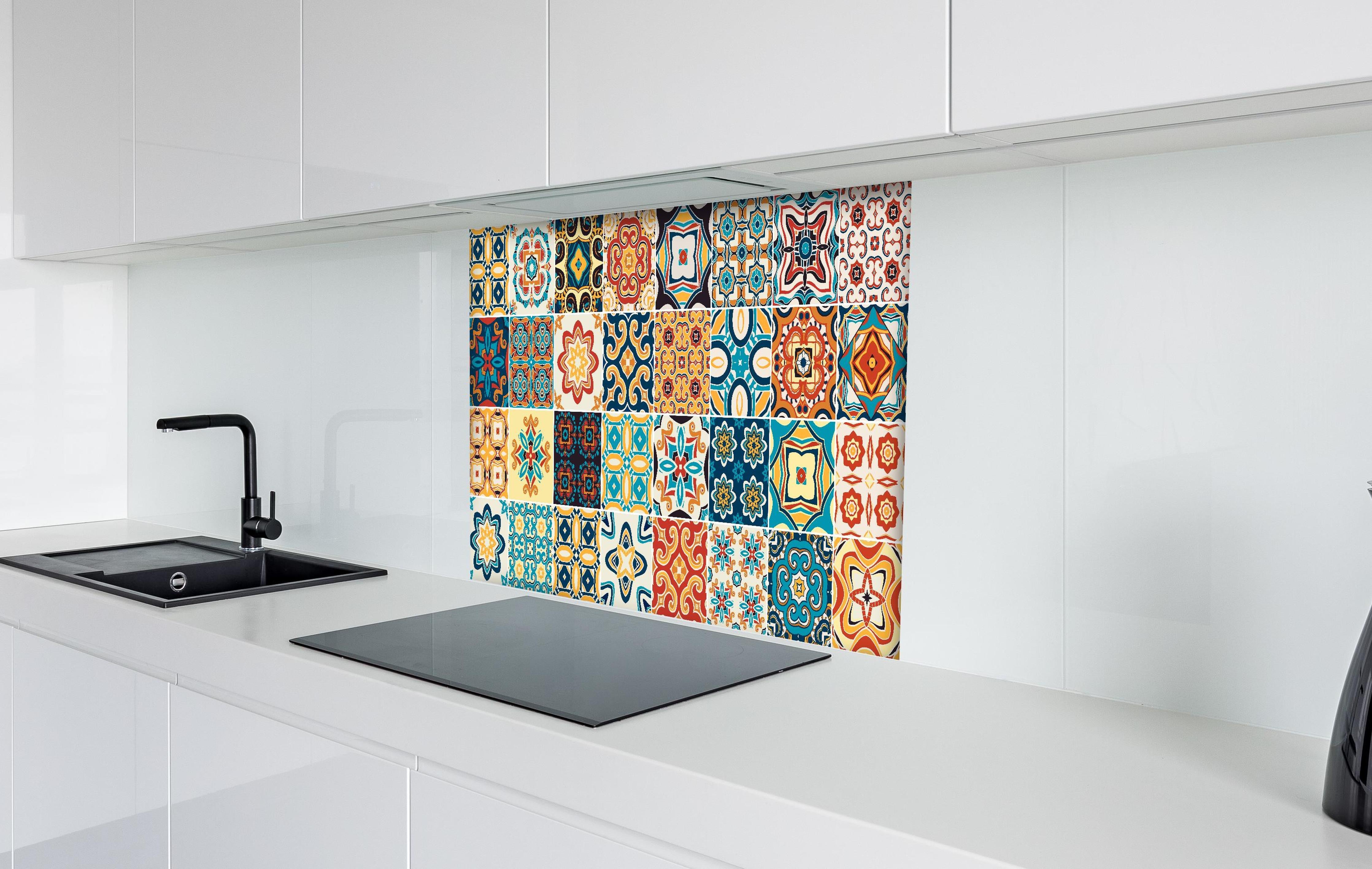 Spritzschutz - Moderne Mosaikmuster hinter einem Cerankochfeld zwischen Holz-Kochutensilien
