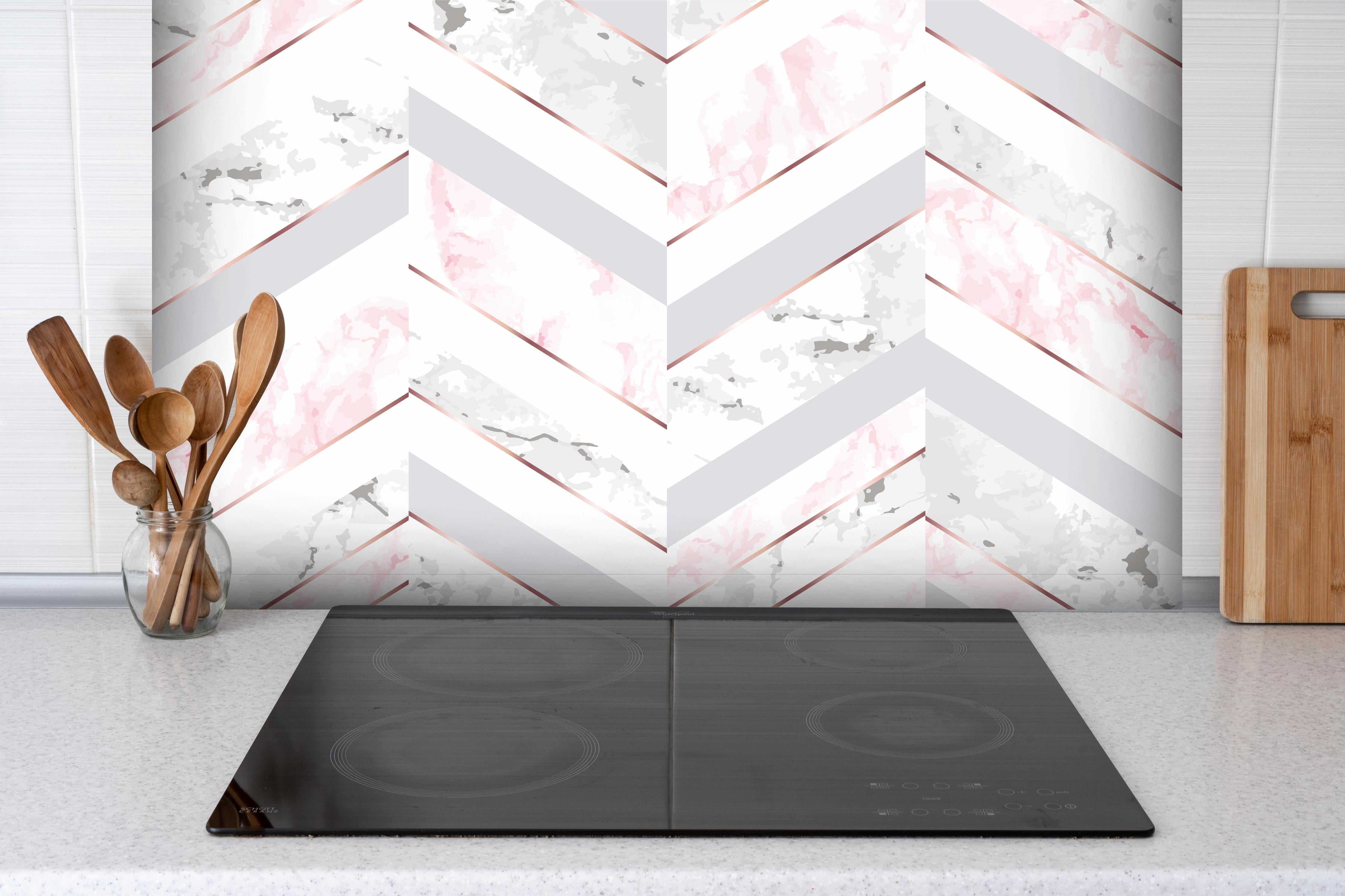 Spritzschutz - Moderne Rosa-Weiße Marmortextur hinter einem Cerankochfeld zwischen Holz-Kochutensilien
