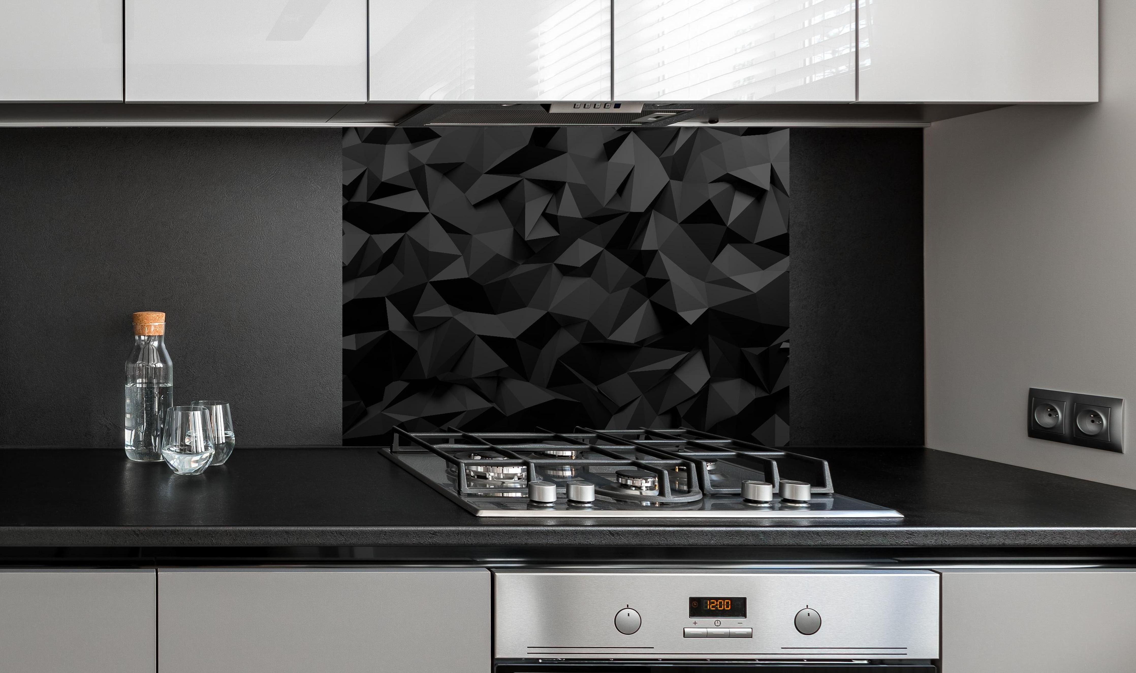 Spritzschutz - Moderne Schwarze 3D Polygon Textur hinter einem Cerankochfeld zwischen Holz-Kochutensilien
