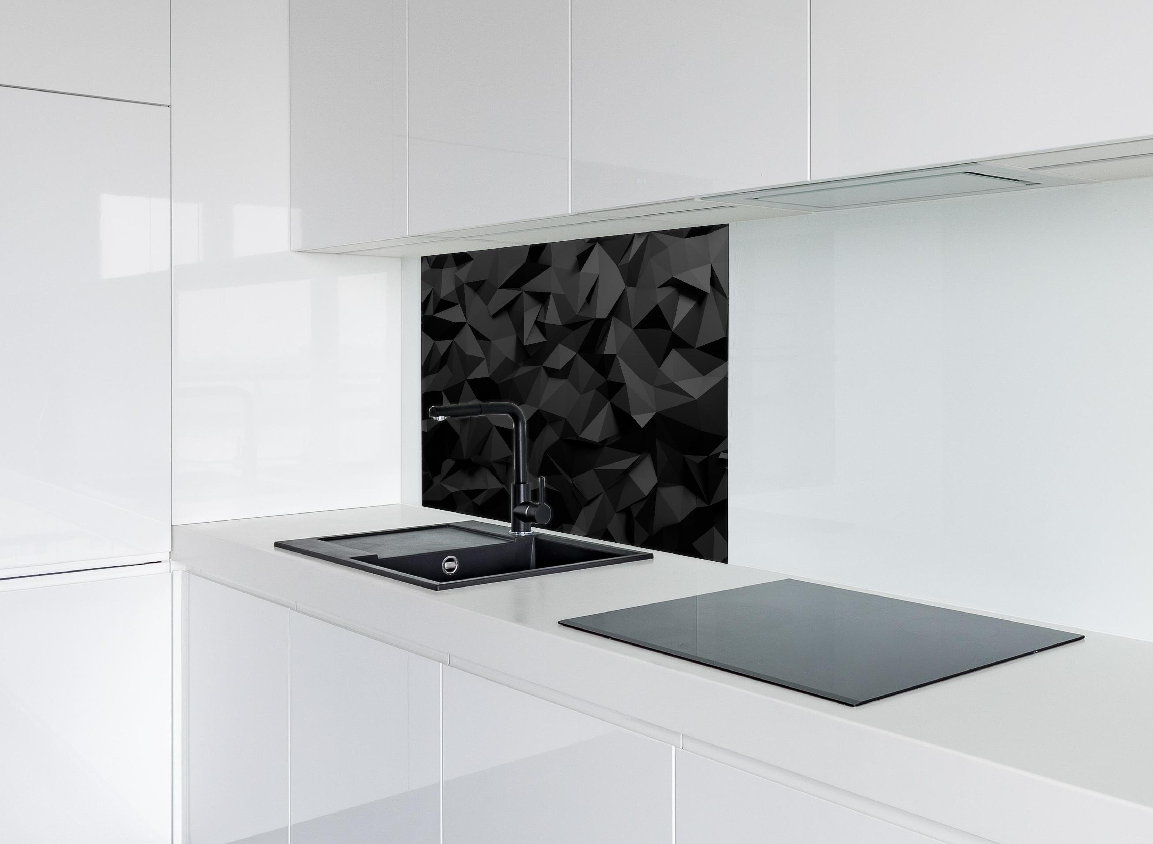 Spritzschutz - Moderne Schwarze 3D Polygon Textur hinter einem Cerankochfeld zwischen Holz-Kochutensilien
