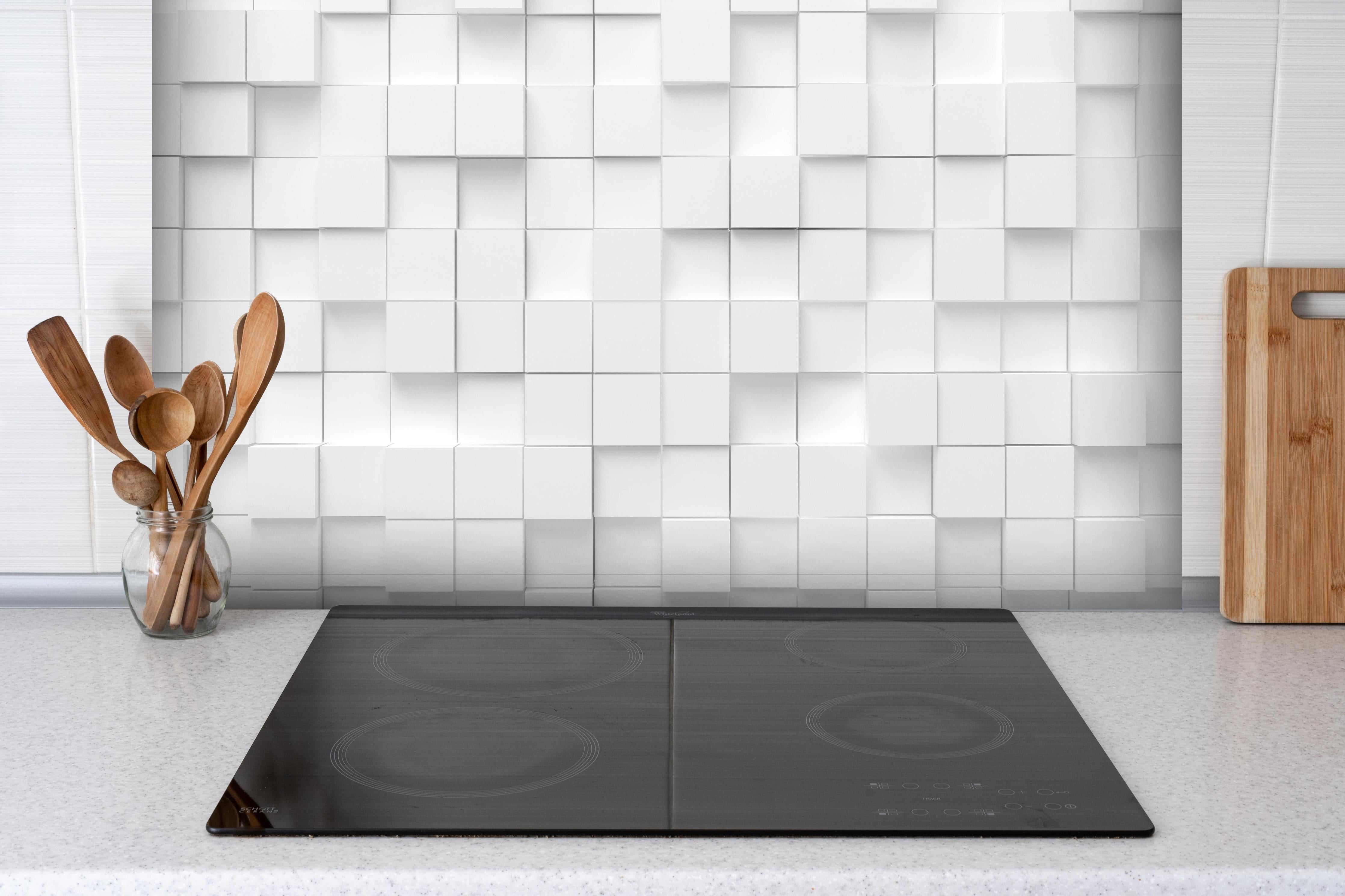 Spritzschutz - Moderne Vierecks Textur hinter einem Cerankochfeld zwischen Holz-Kochutensilien
