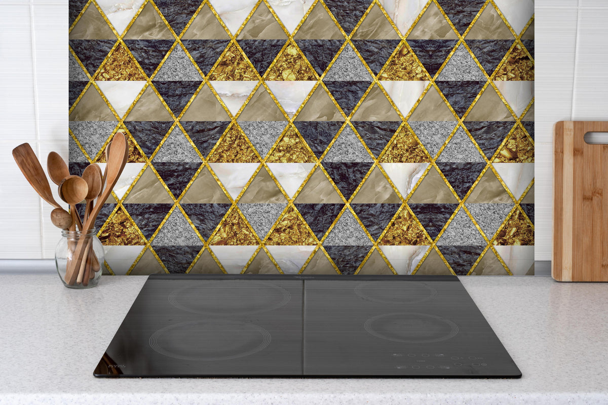 Spritzschutz - Moderne Wanddekoration - Mosaik hinter einem Cerankochfeld zwischen Holz-Kochutensilien

