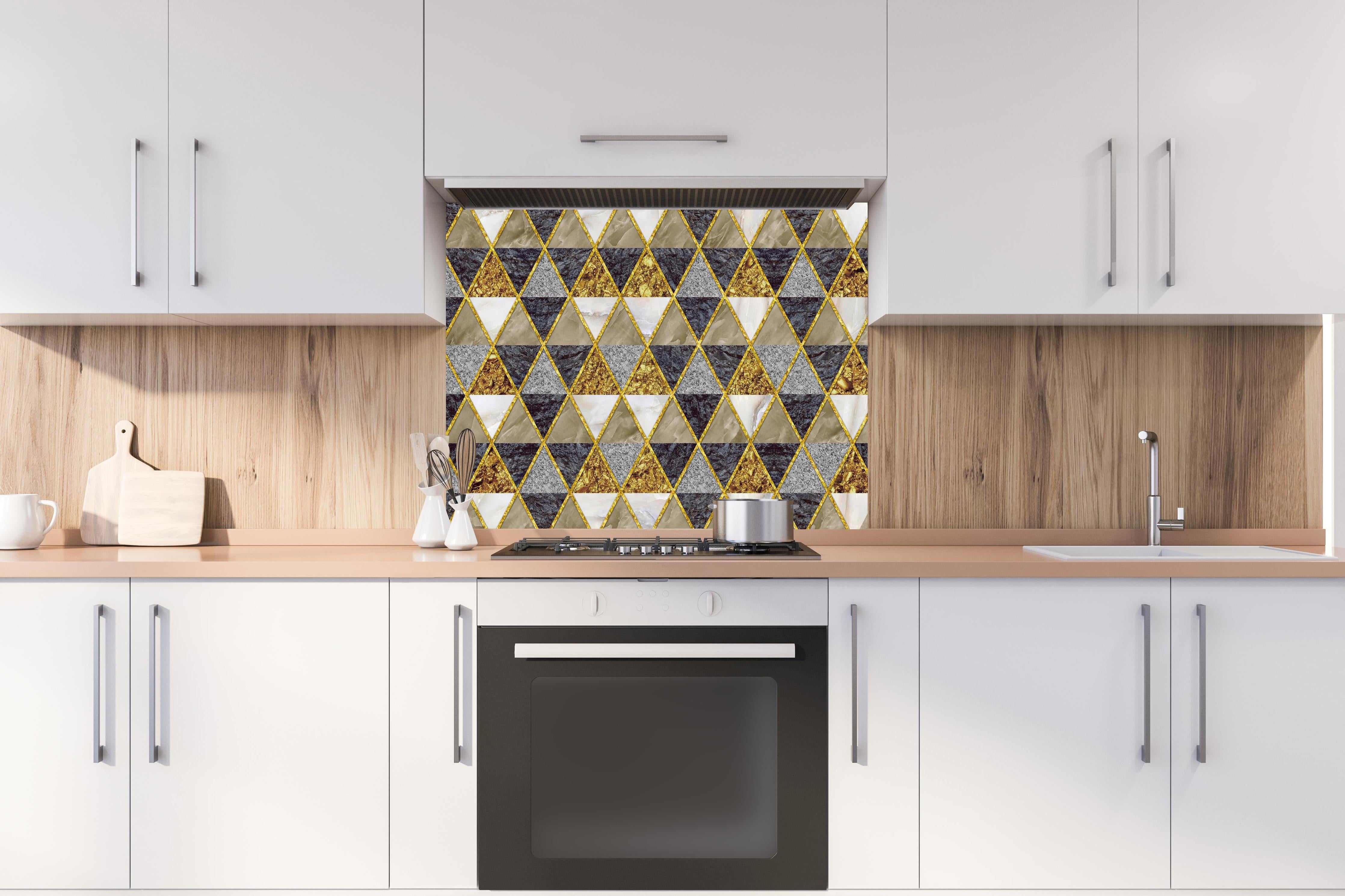 Spritzschutz - Moderne Wanddekoration - Mosaik hinter einem Cerankochfeld zwischen Holz-Kochutensilien
