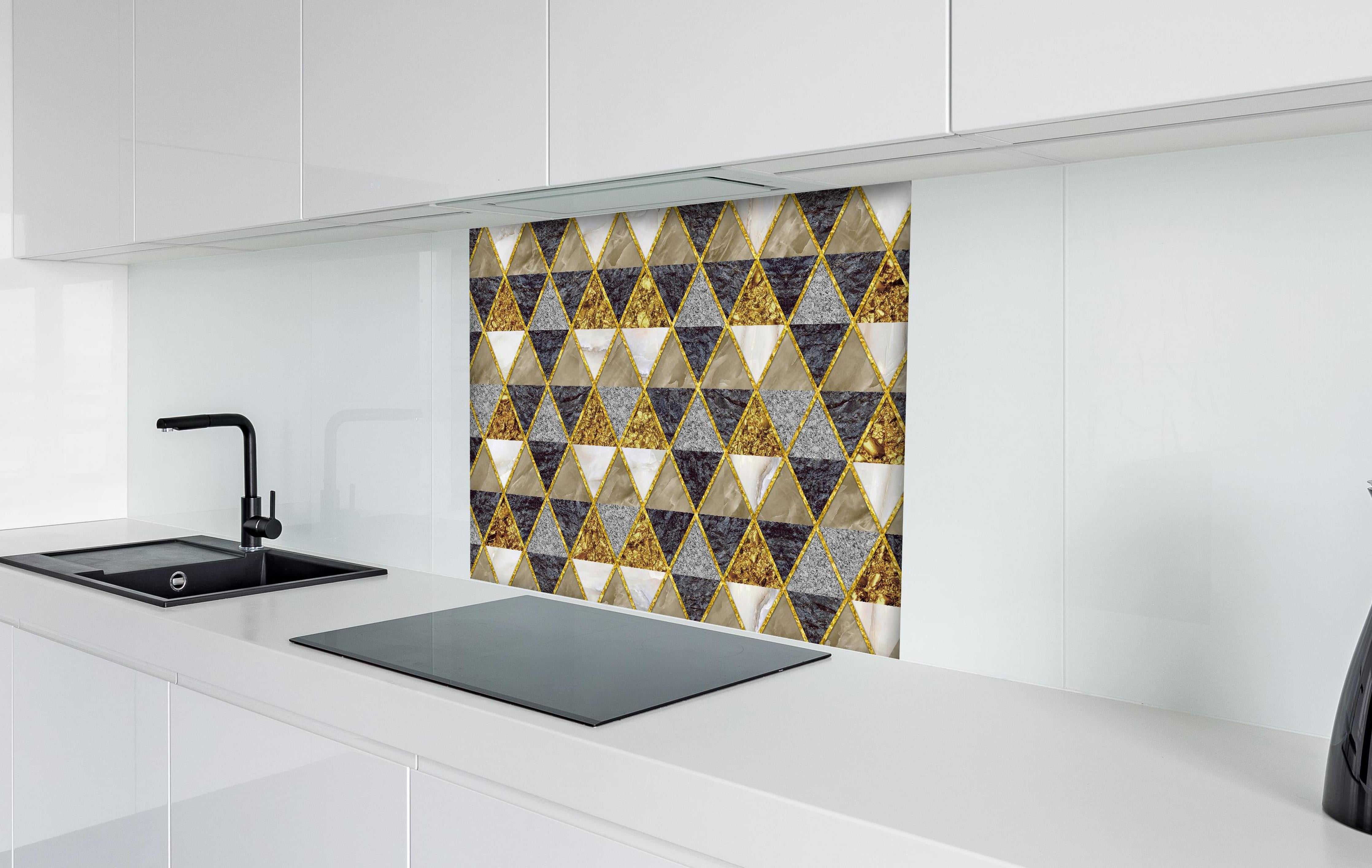 Spritzschutz - Moderne Wanddekoration - Mosaik hinter einem Cerankochfeld zwischen Holz-Kochutensilien
