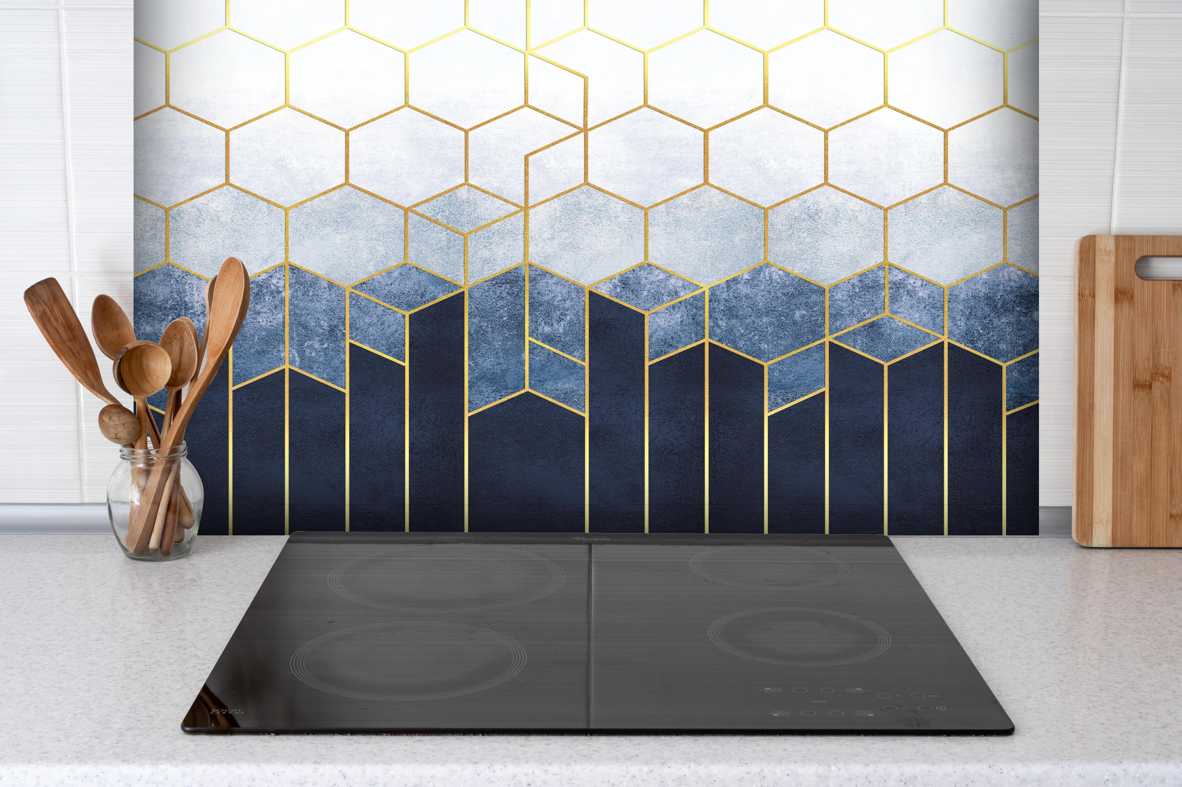 Spritzschutz - Moderne Wandstruktur  hinter einem Cerankochfeld zwischen Holz-Kochutensilien
