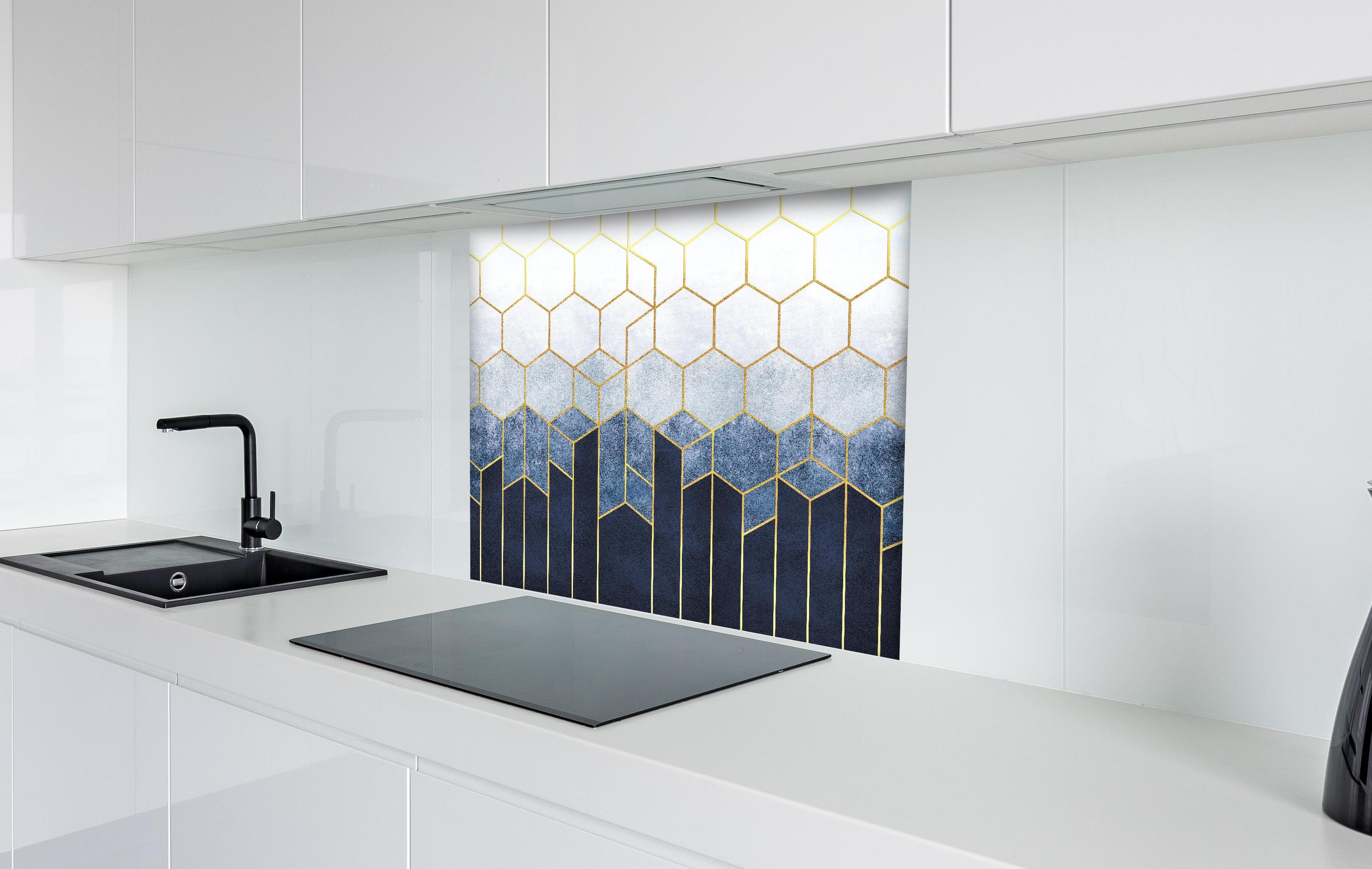 Spritzschutz - Moderne Wandstruktur  hinter einem Cerankochfeld zwischen Holz-Kochutensilien
