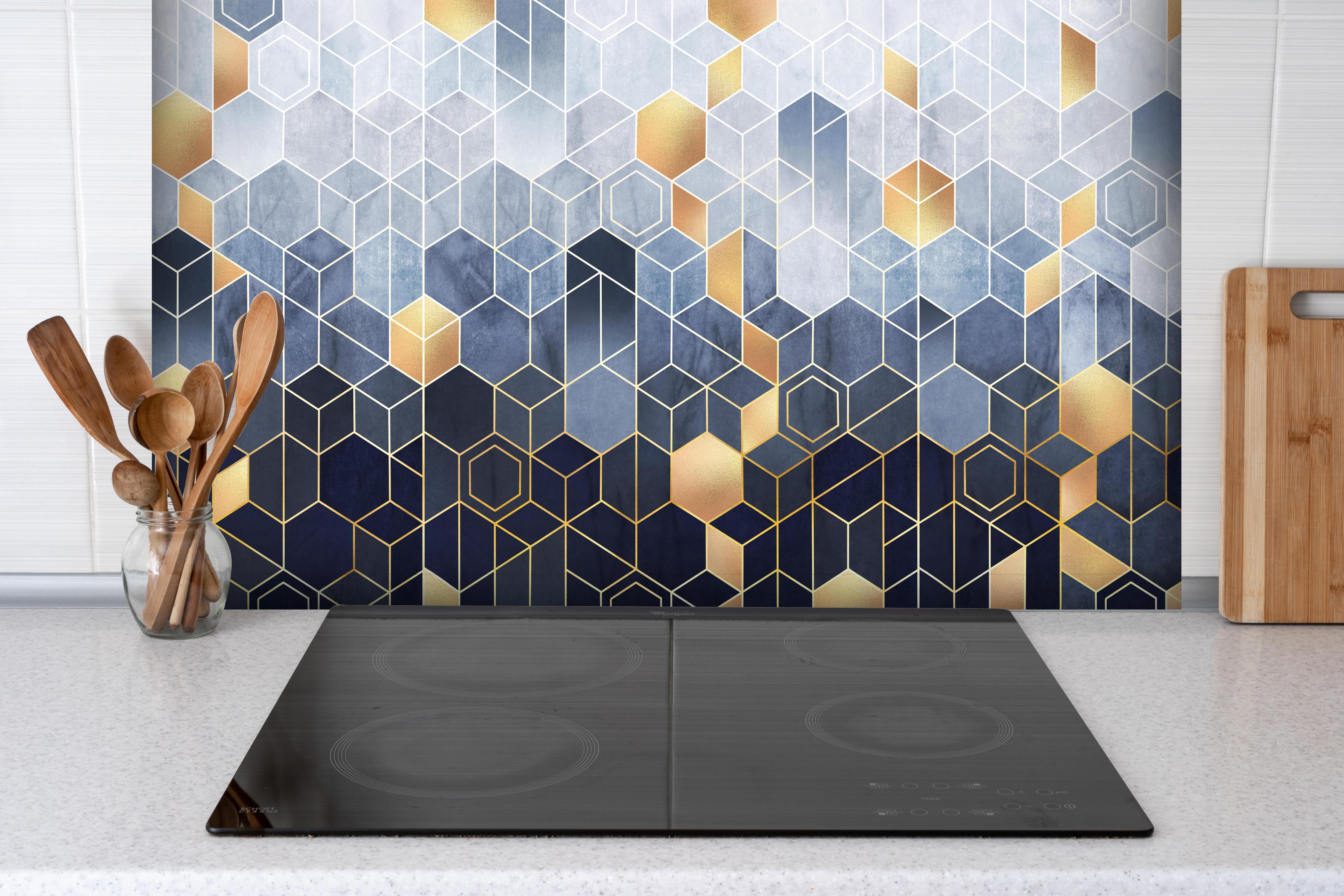 Spritzschutz - Moderne Wandstruktur hinter einem Cerankochfeld zwischen Holz-Kochutensilien
