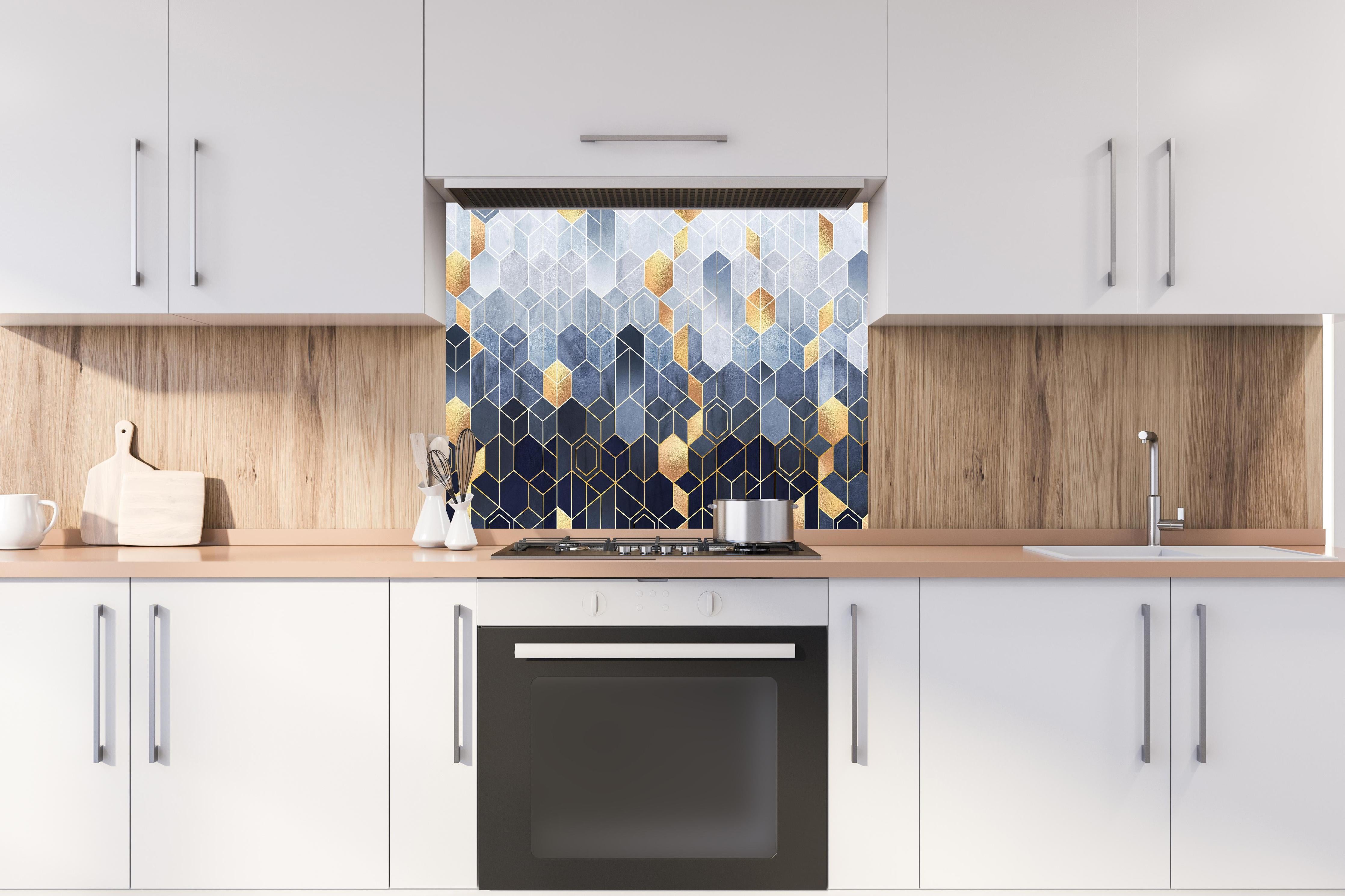 Spritzschutz - Moderne Wandstruktur hinter einem Cerankochfeld zwischen Holz-Kochutensilien
