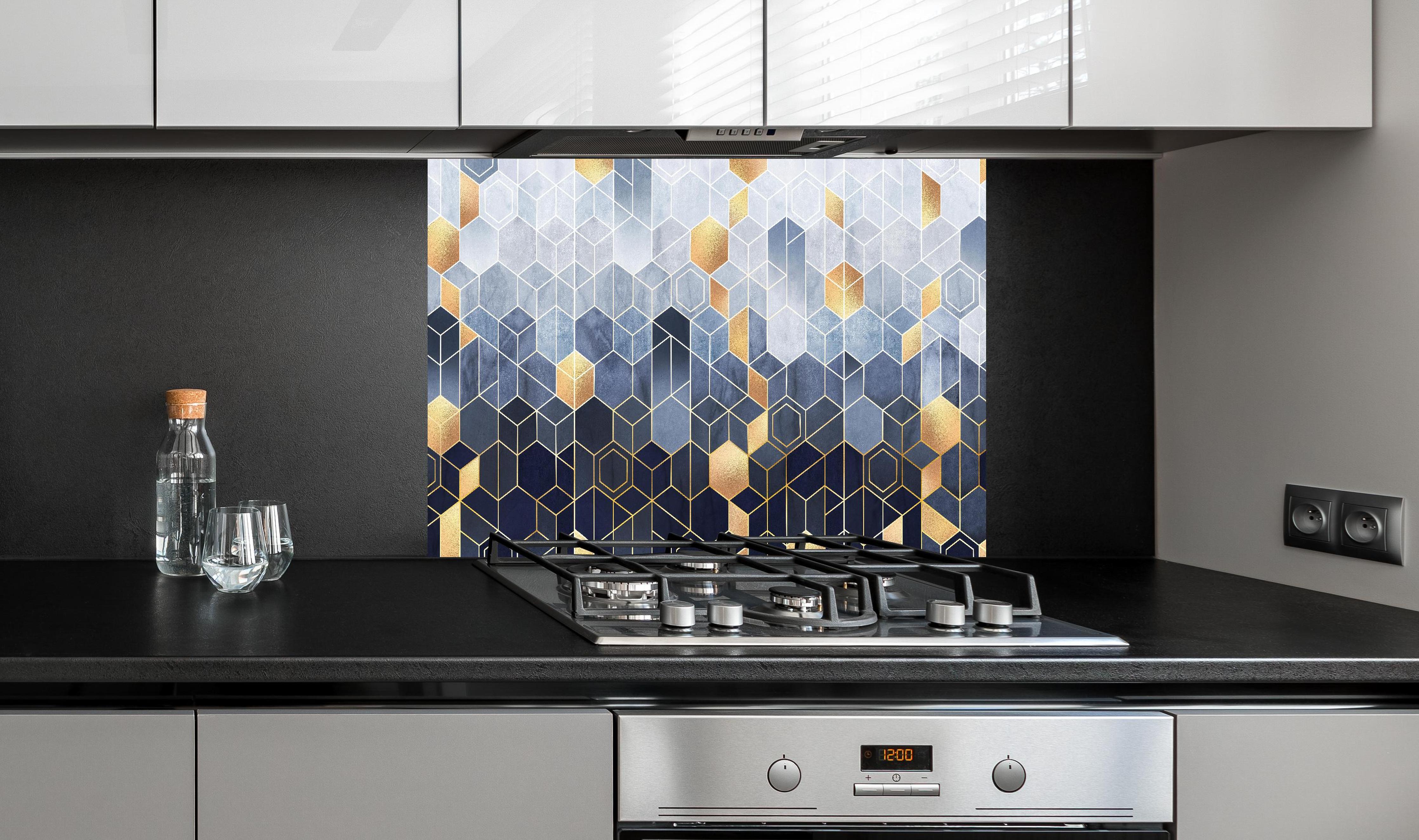 Spritzschutz - Moderne Wandstruktur hinter einem Cerankochfeld zwischen Holz-Kochutensilien
