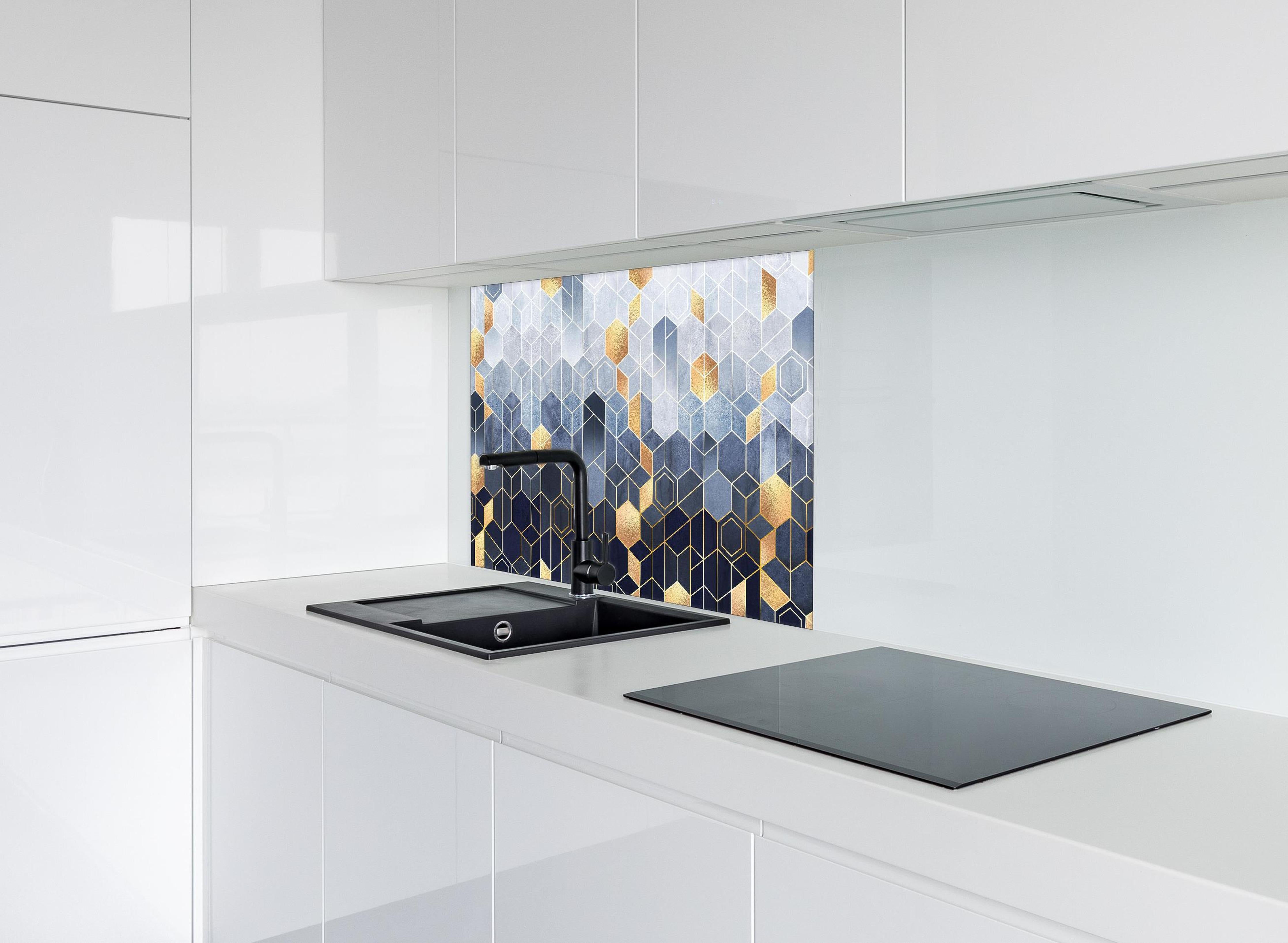 Spritzschutz - Moderne Wandstruktur hinter einem Cerankochfeld zwischen Holz-Kochutensilien
