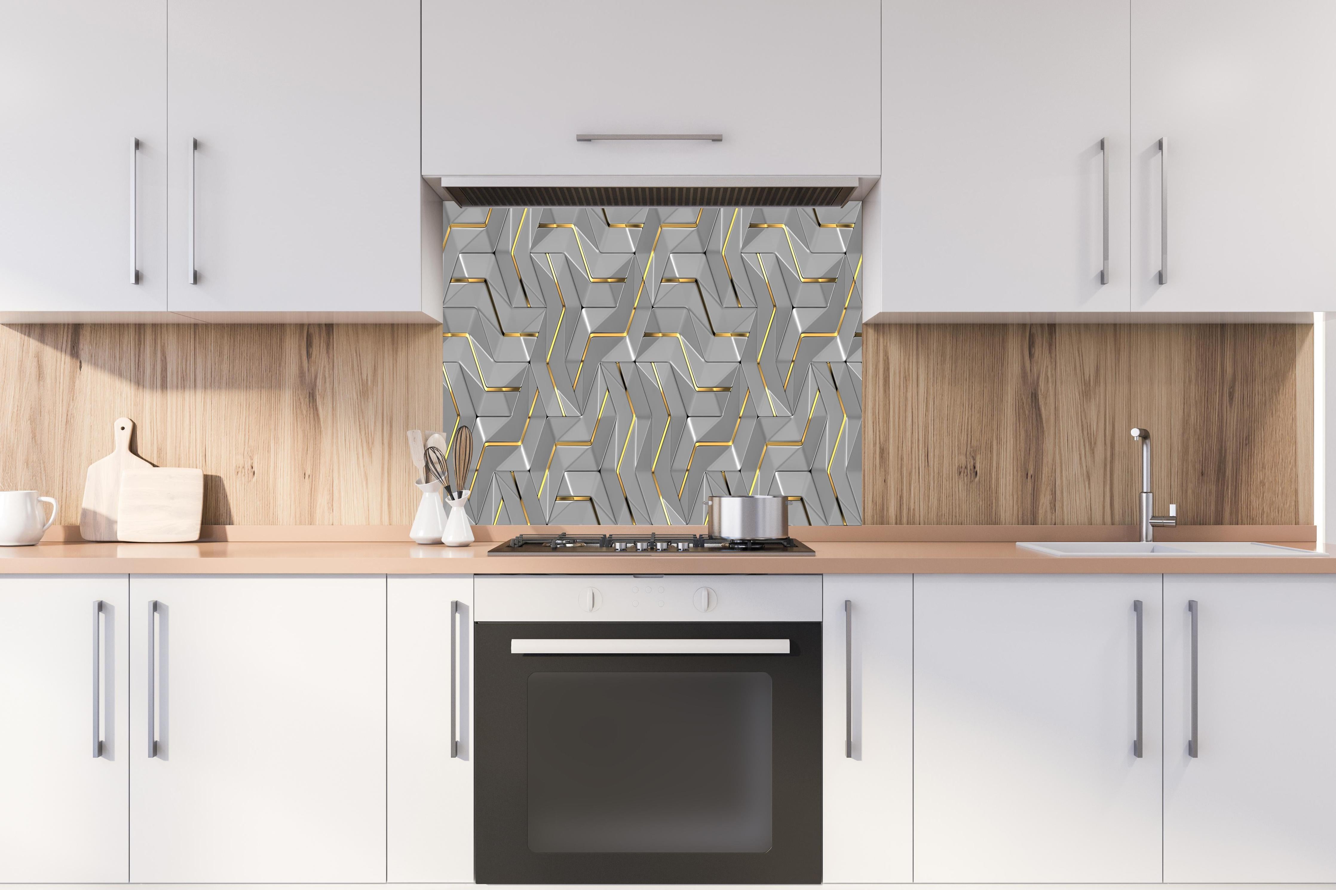 Spritzschutz - Moderne Wandtextur - Gold Akzente hinter einem Cerankochfeld zwischen Holz-Kochutensilien
