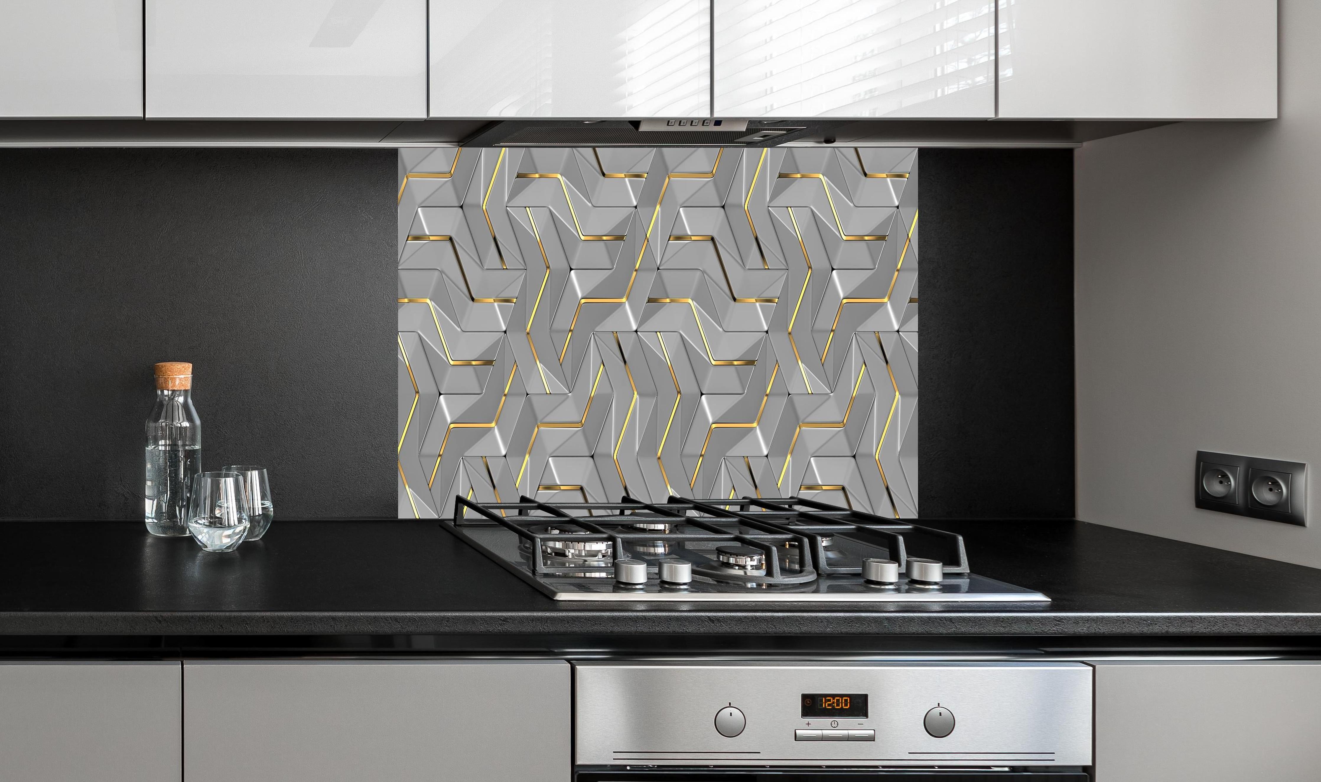 Spritzschutz - Moderne Wandtextur - Gold Akzente hinter einem Cerankochfeld zwischen Holz-Kochutensilien
