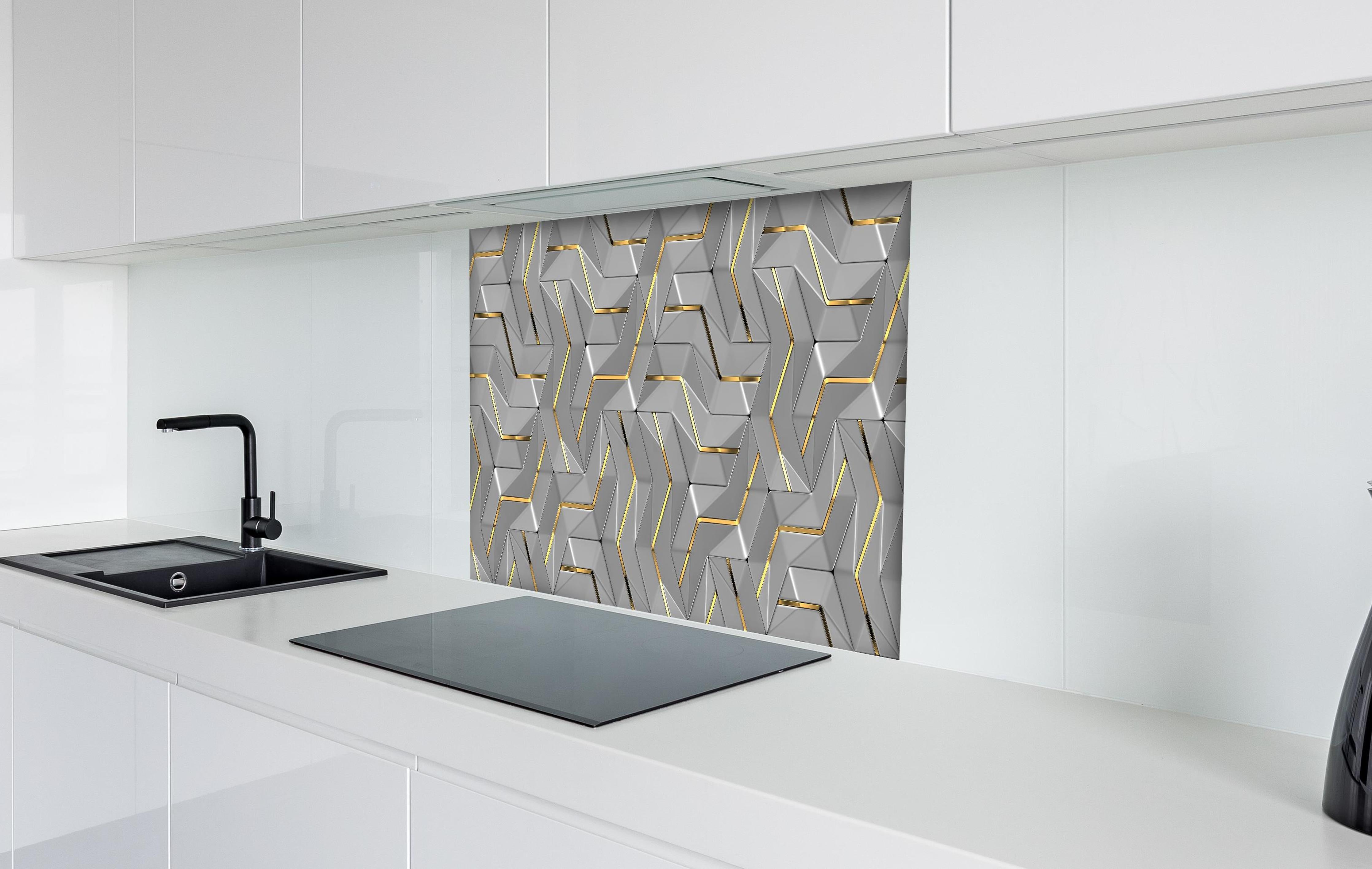 Spritzschutz - Moderne Wandtextur - Gold Akzente hinter einem Cerankochfeld zwischen Holz-Kochutensilien
