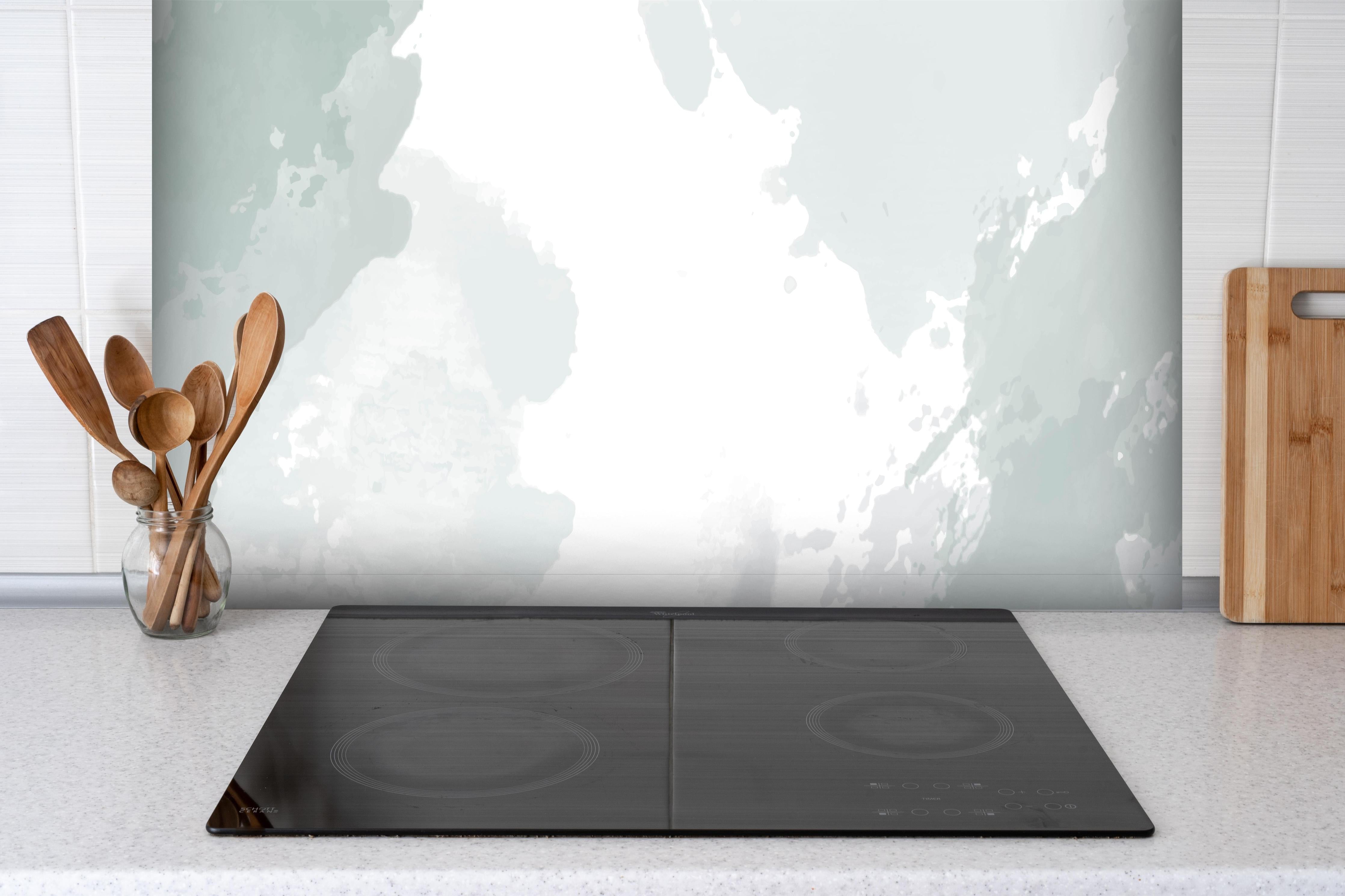 Spritzschutz - Moderne Weiß-Graue Abstrakte Textur hinter einem Cerankochfeld zwischen Holz-Kochutensilien
