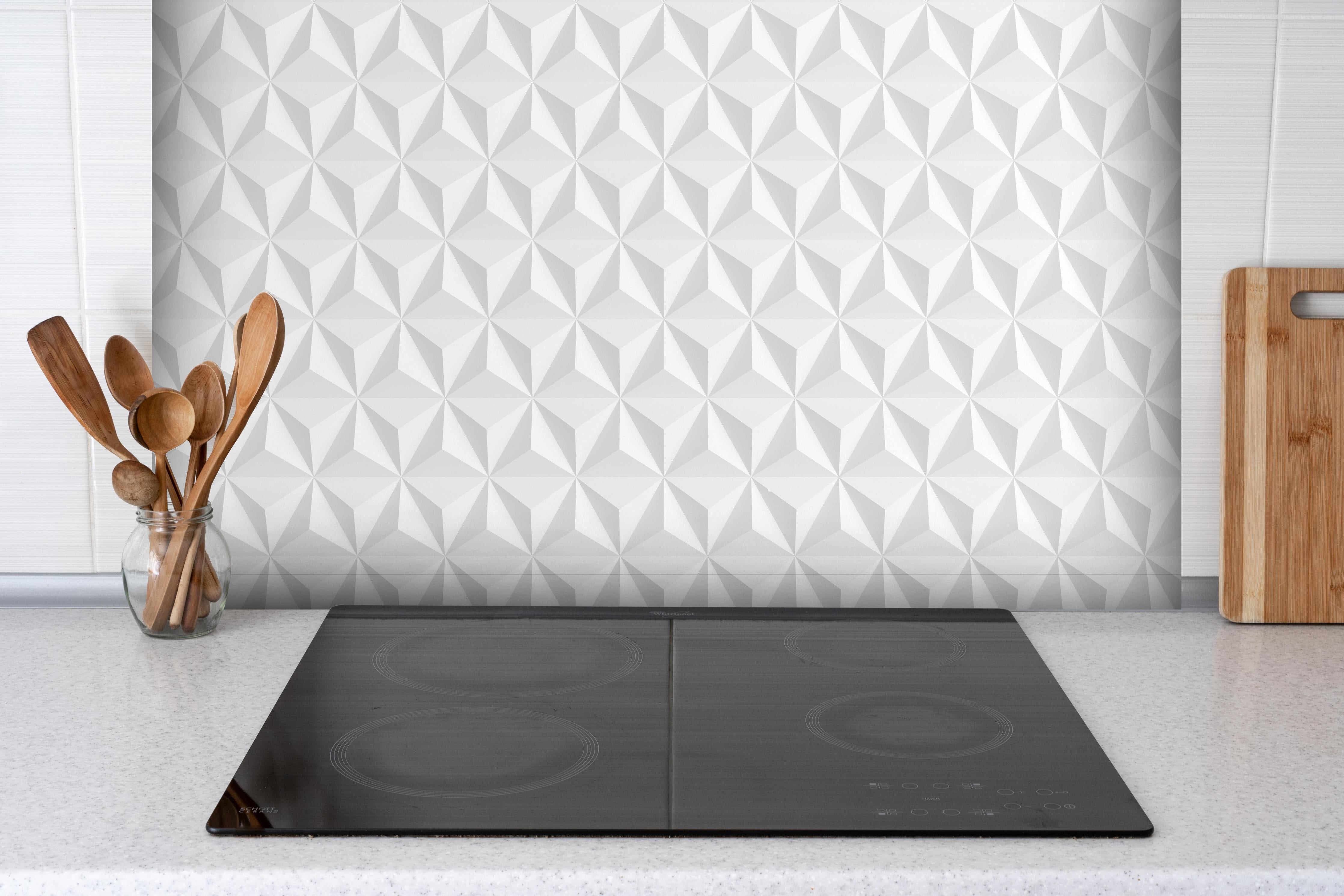 Spritzschutz - Moderne Weiß-Graue Dreieck-3D-Struktur hinter einem Cerankochfeld zwischen Holz-Kochutensilien
