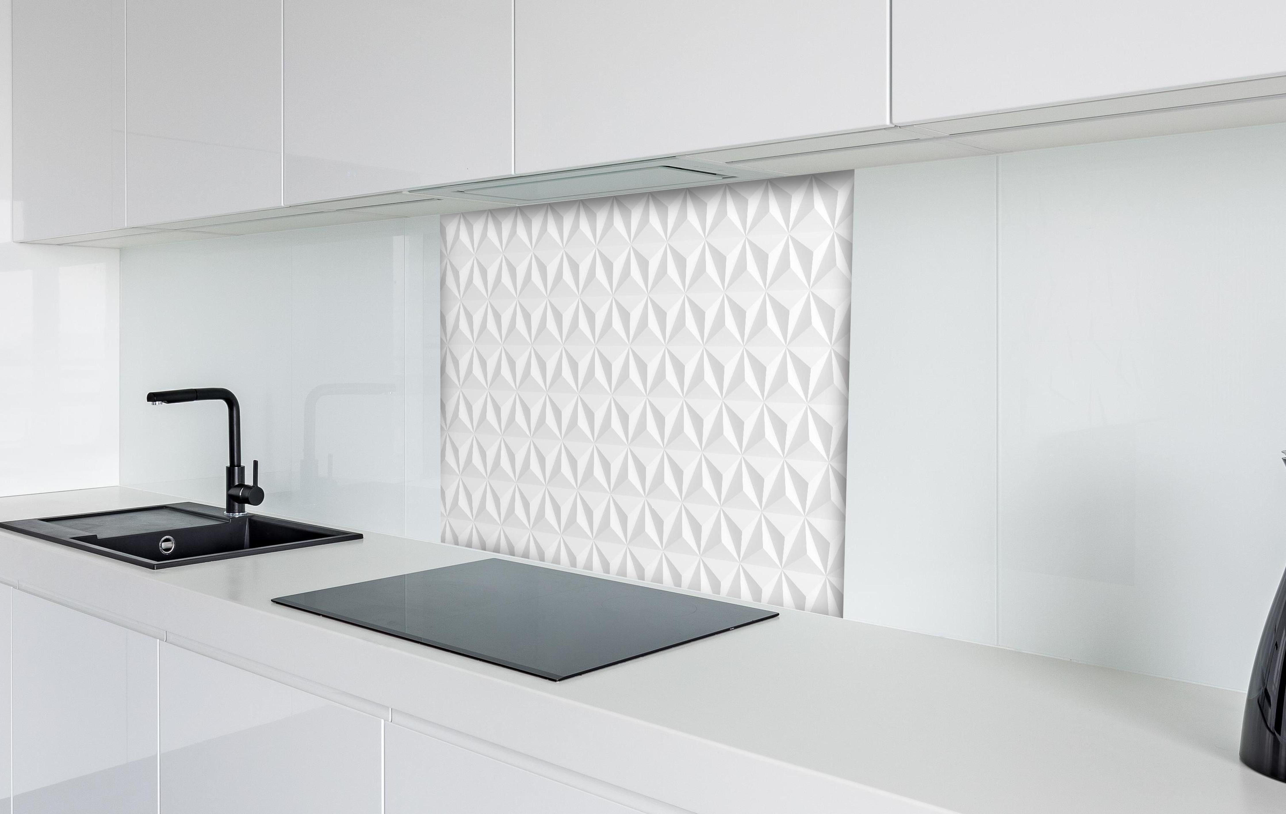 Spritzschutz - Moderne Weiß-Graue Dreieck-3D-Struktur hinter einem Cerankochfeld zwischen Holz-Kochutensilien
