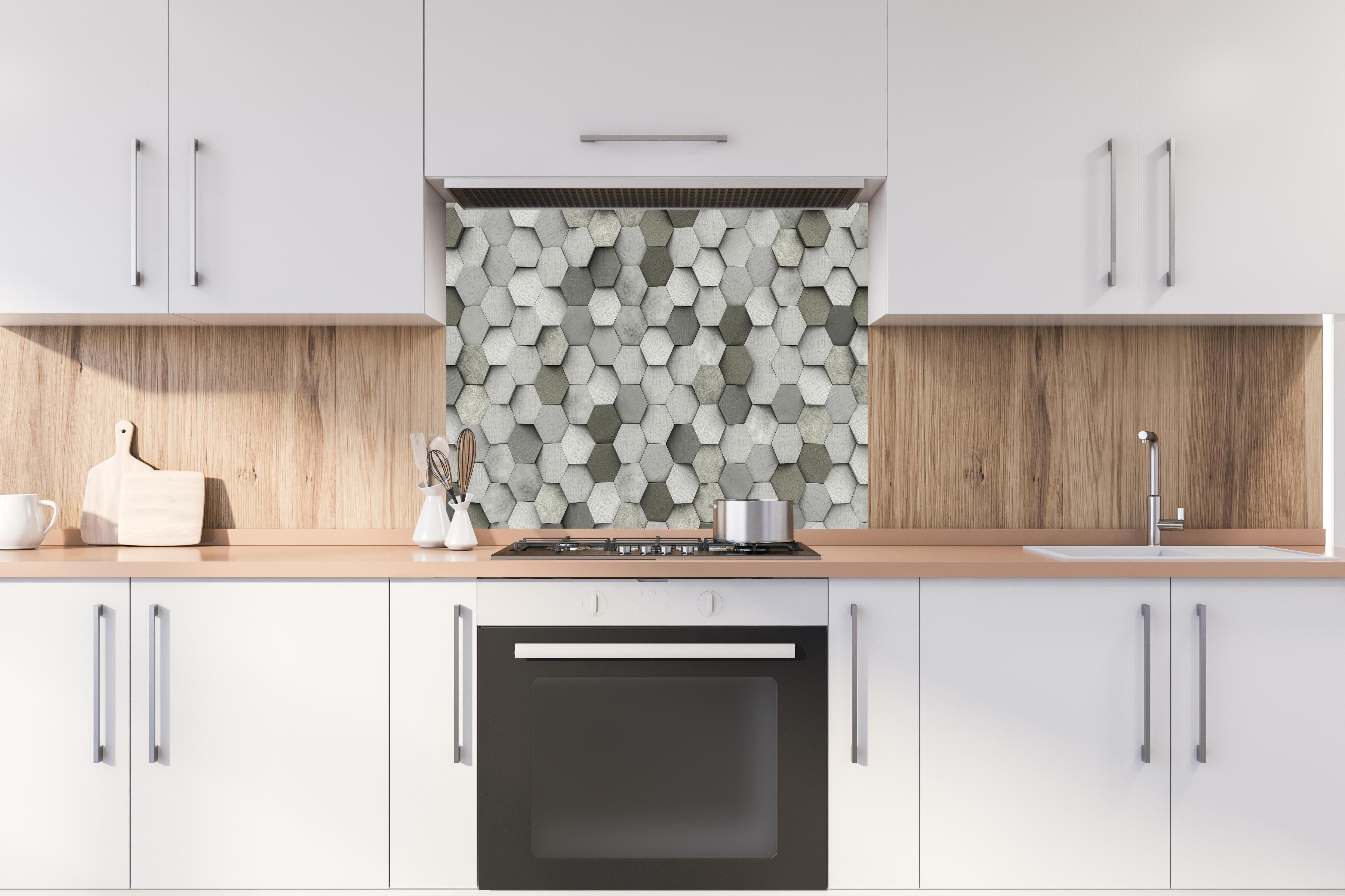 Spritzschutz - Moderne Weiß-Graue Hexagon Wandstruktur hinter einem Cerankochfeld zwischen Holz-Kochutensilien
