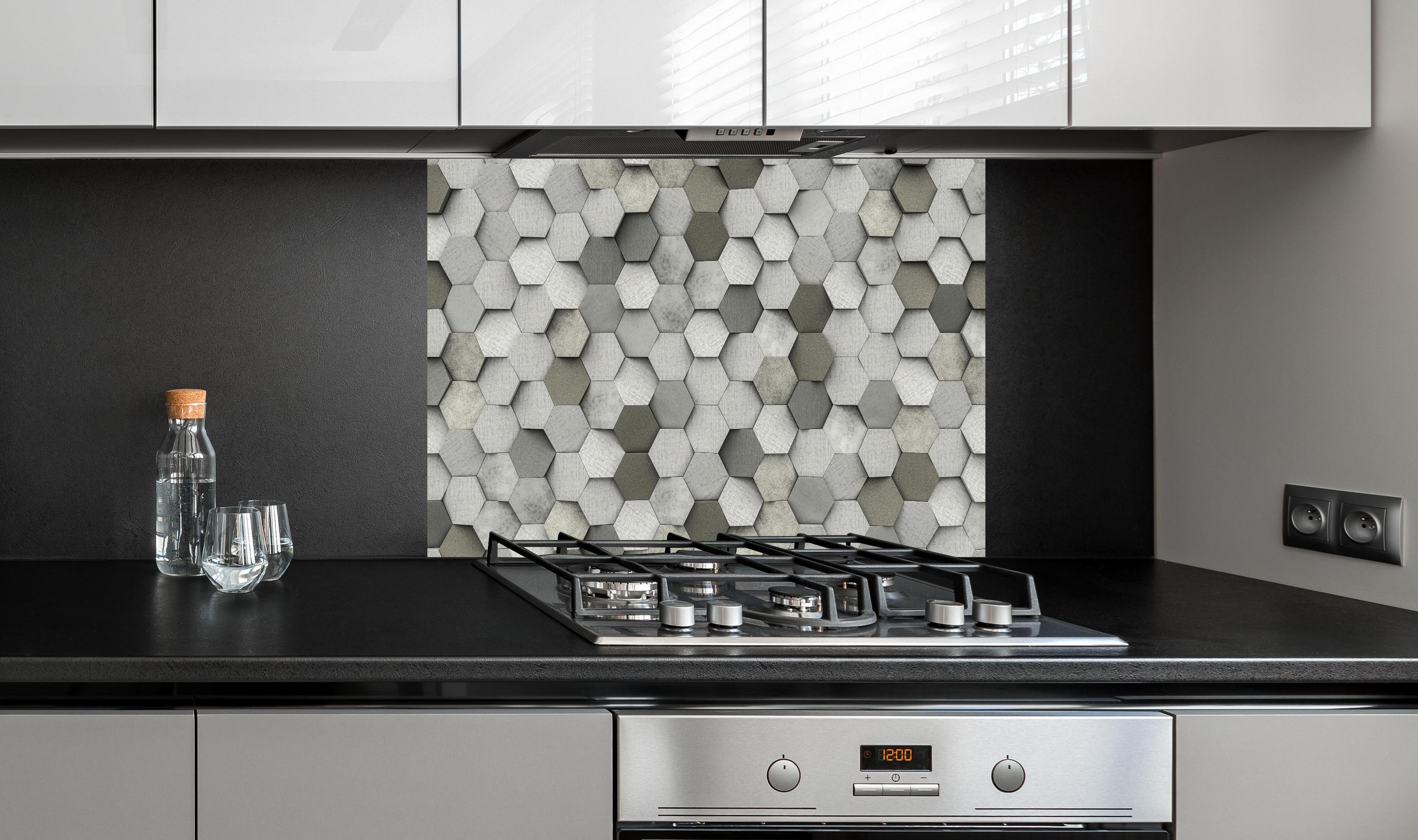 Spritzschutz - Moderne Weiß-Graue Hexagon Wandstruktur hinter einem Cerankochfeld zwischen Holz-Kochutensilien
