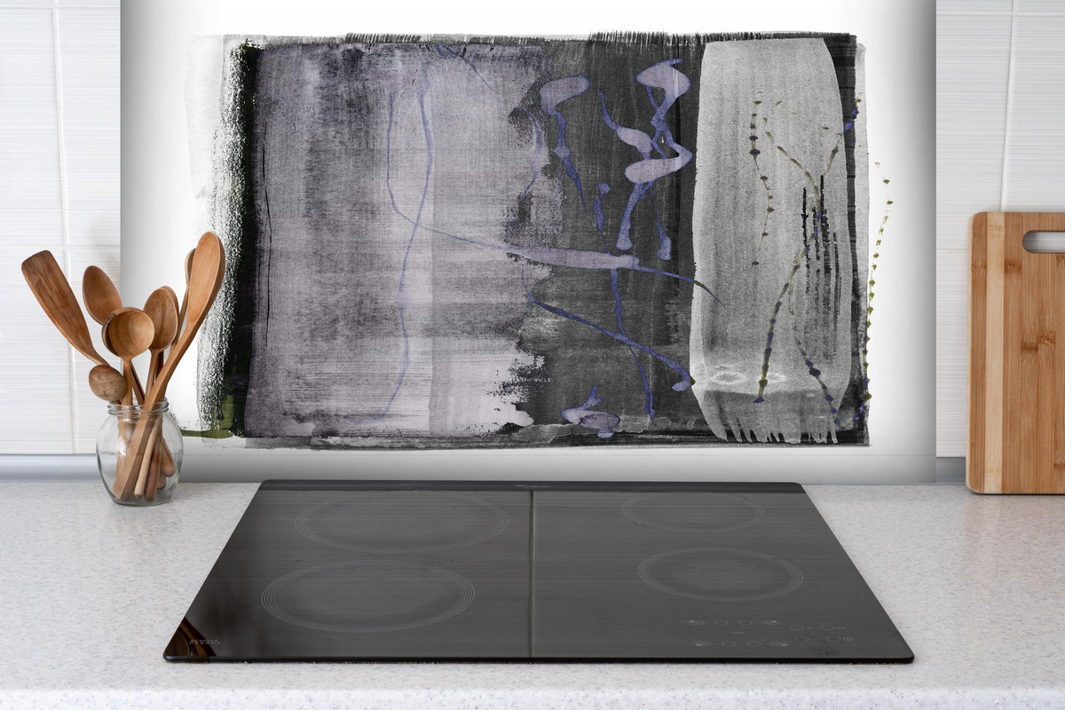 Spritzschutz - Moderne abstrakte Aquarellmalerei in Grau hinter einem Cerankochfeld zwischen Holz-Kochutensilien
