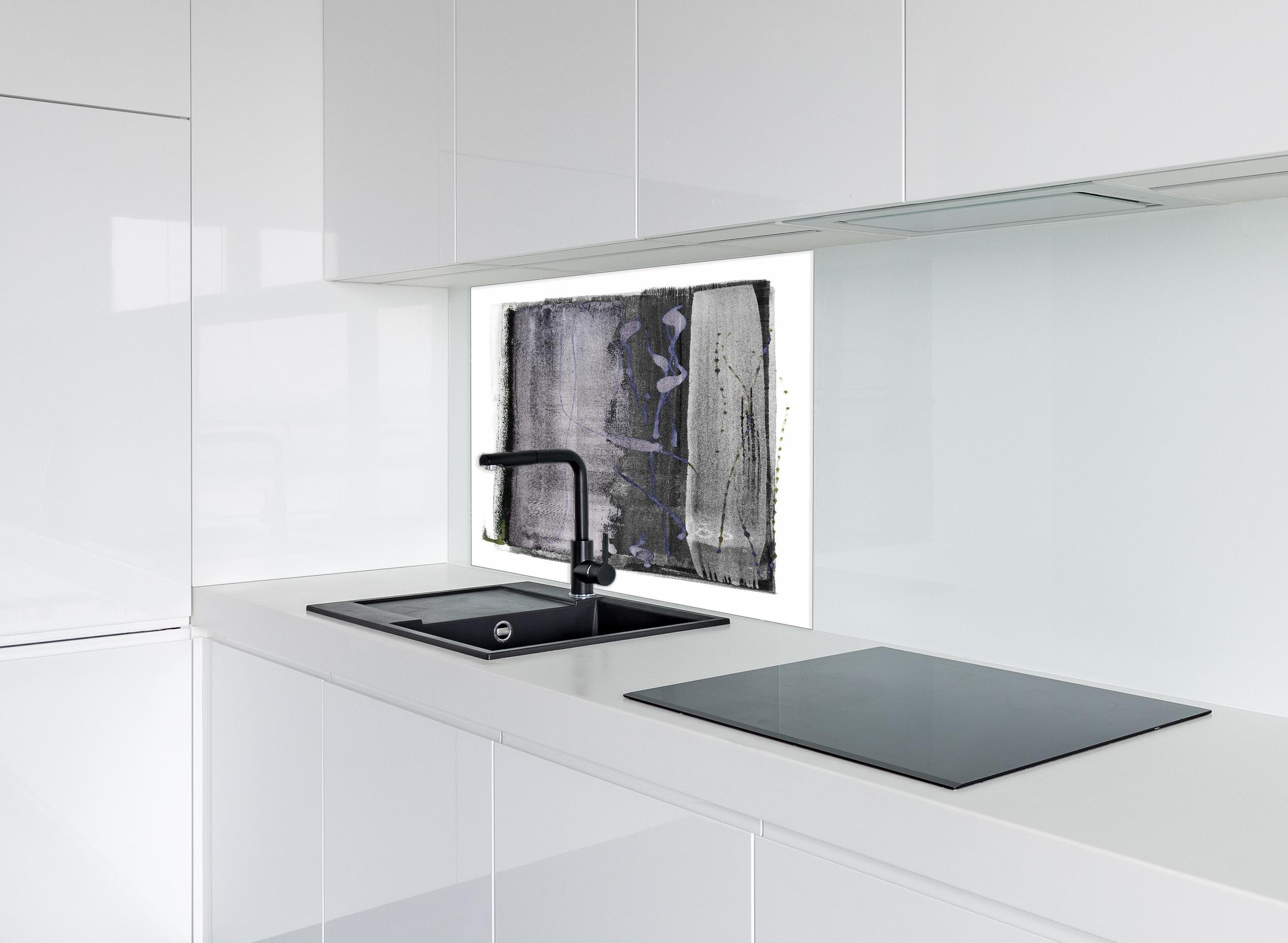 Spritzschutz - Moderne abstrakte Aquarellmalerei in Grau hinter einem Cerankochfeld zwischen Holz-Kochutensilien
