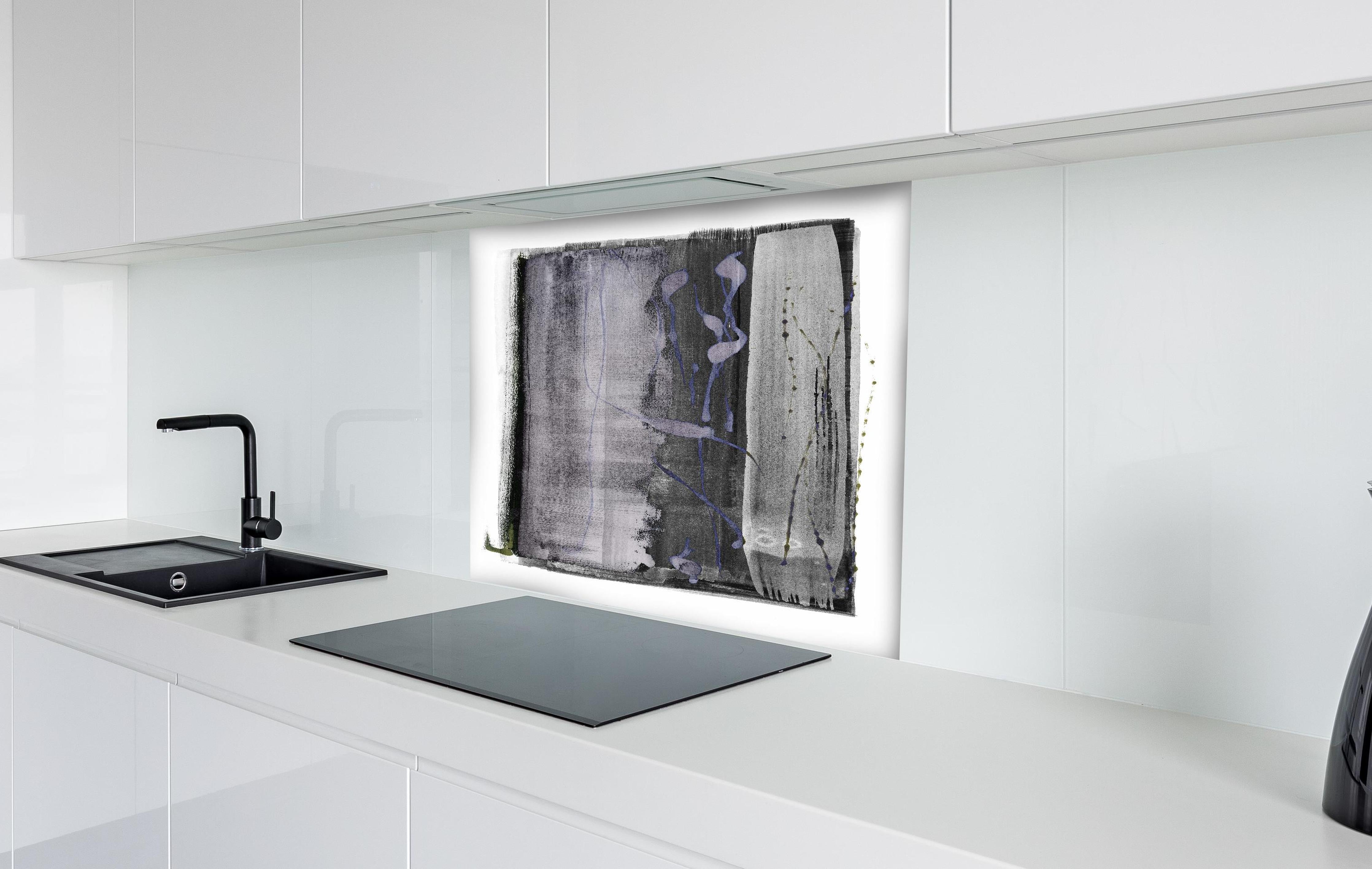 Spritzschutz - Moderne abstrakte Aquarellmalerei in Grau hinter einem Cerankochfeld zwischen Holz-Kochutensilien
