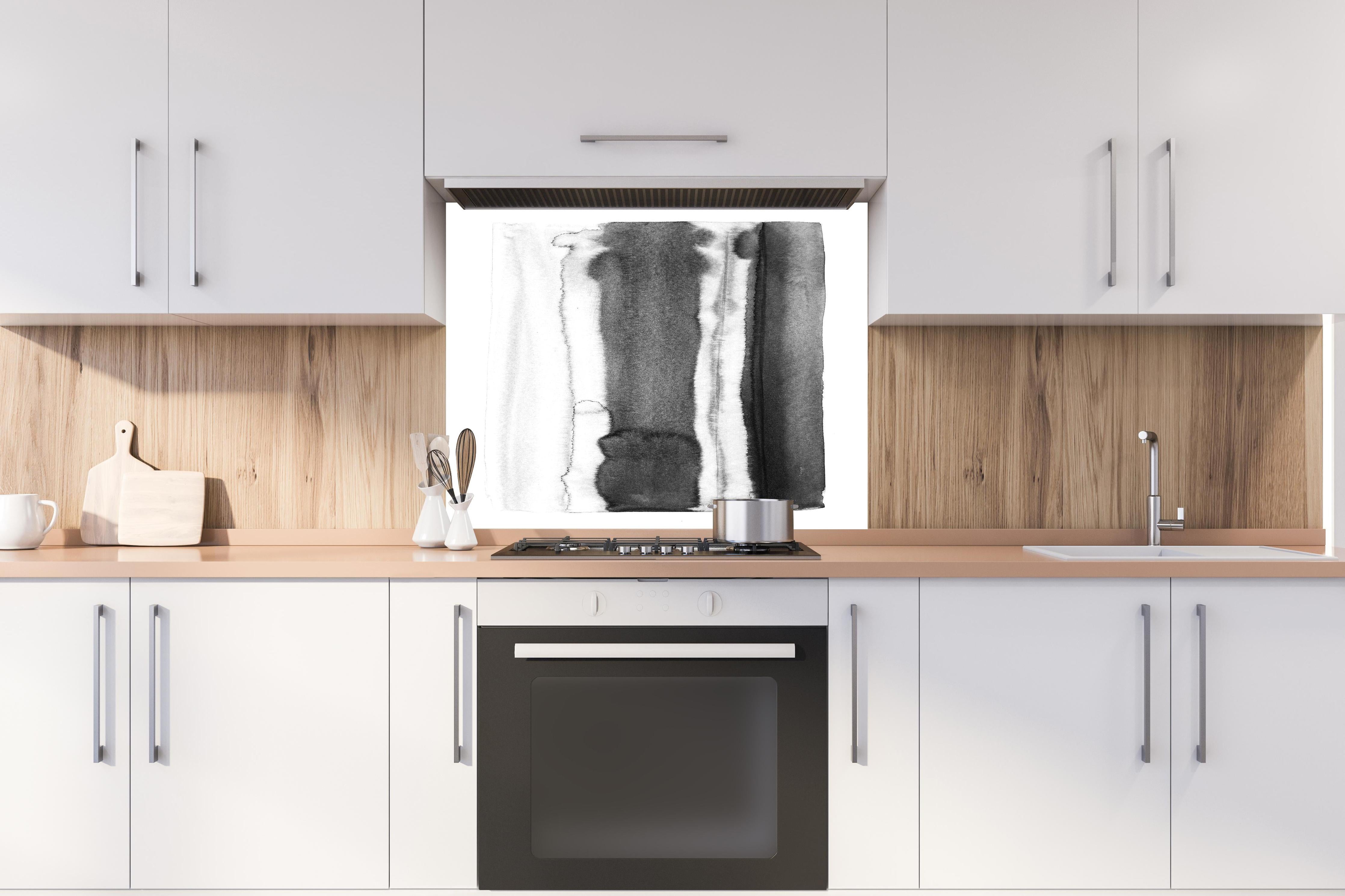 Spritzschutz - Moderne abstrakte Aquarellstruktur in Schwarz-Weiß hinter einem Cerankochfeld zwischen Holz-Kochutensilien
