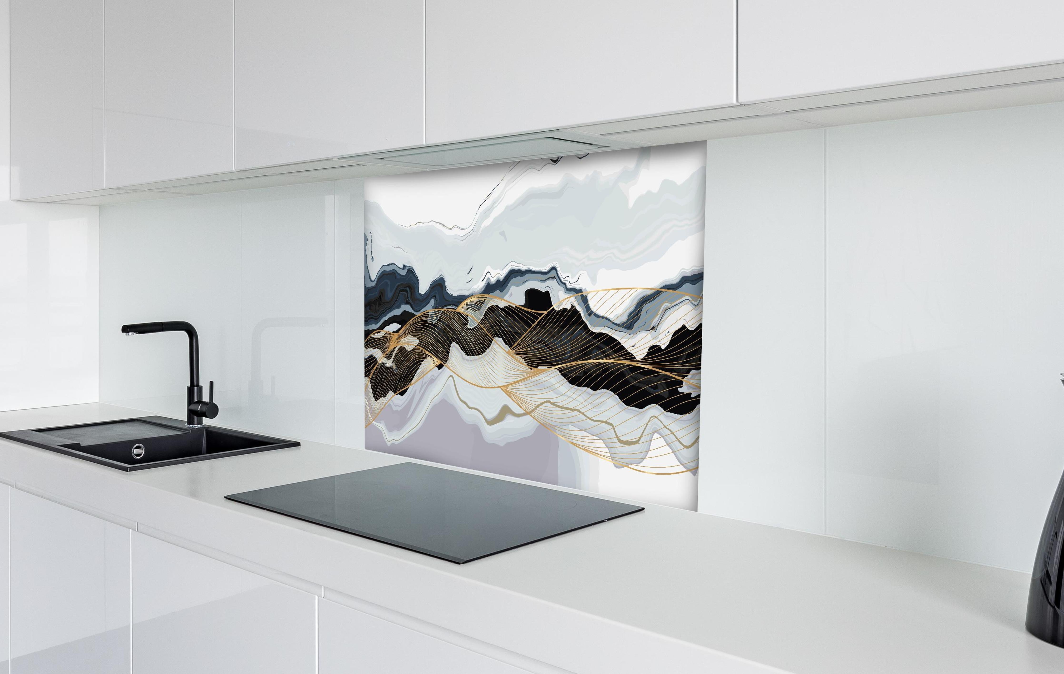 Spritzschutz - Moderne abstrakte Kunst in Erdtönen hinter einem Cerankochfeld zwischen Holz-Kochutensilien
