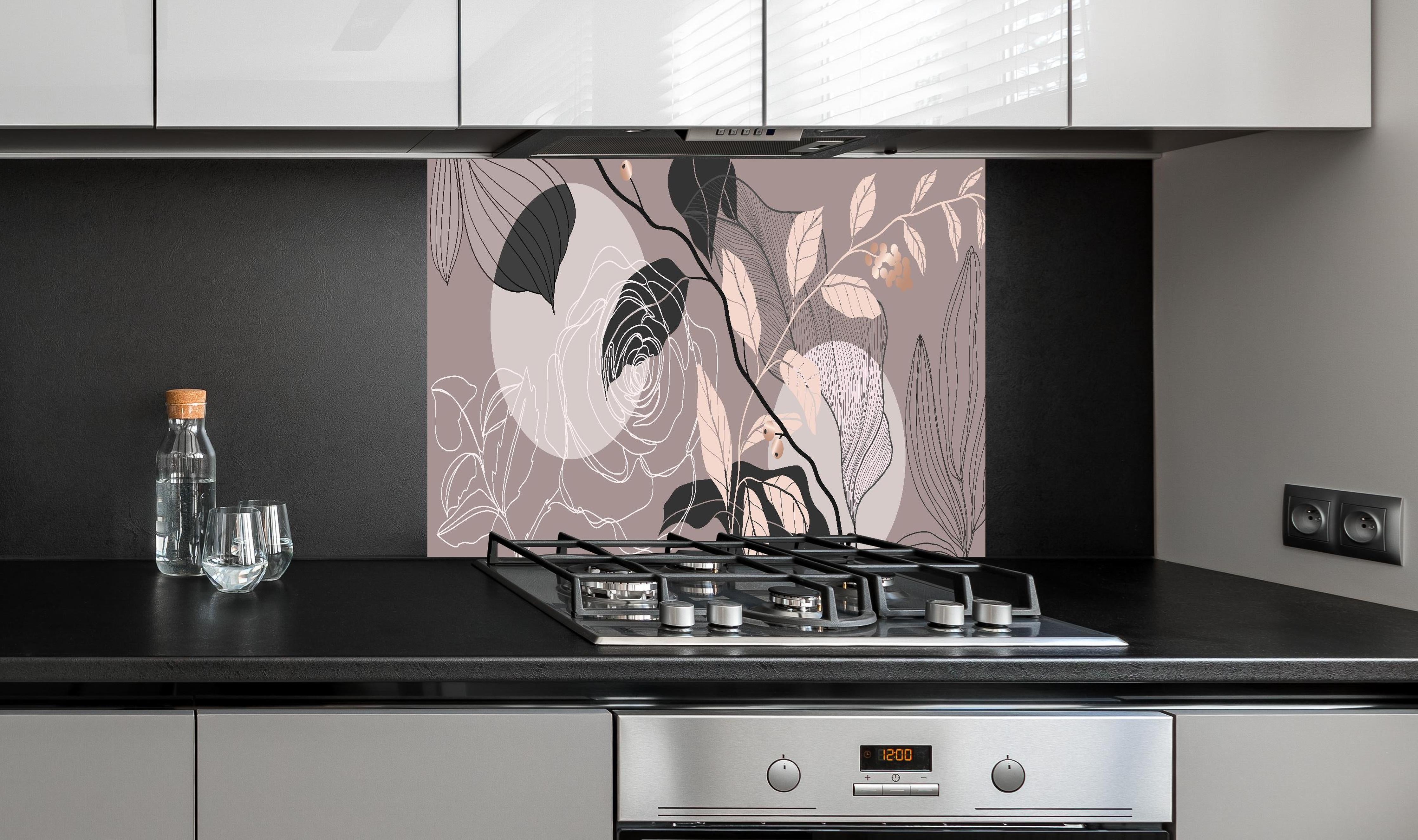 Spritzschutz - Moderne beige Blumen Linienkunst hinter einem Cerankochfeld zwischen Holz-Kochutensilien
