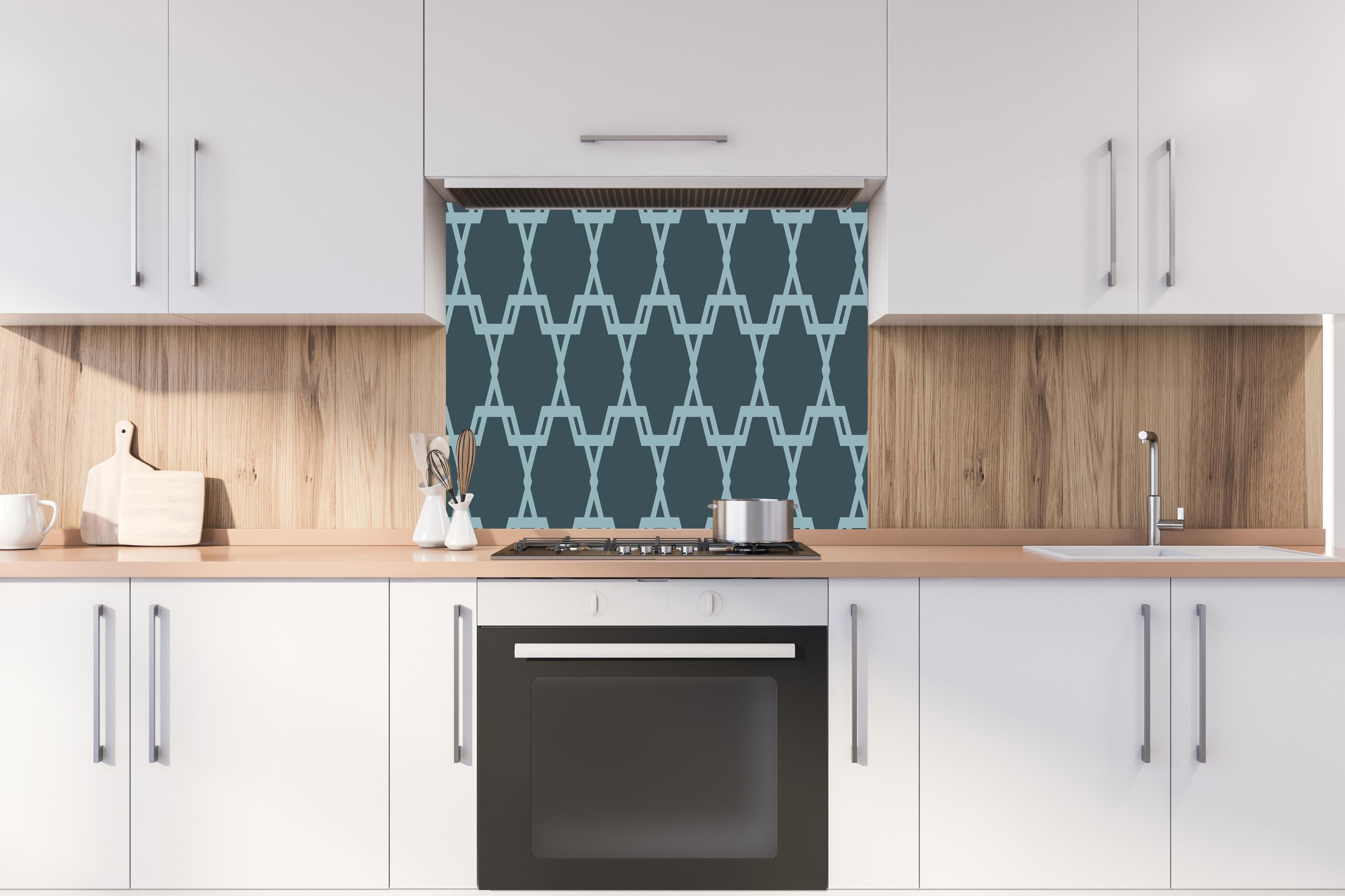 Spritzschutz - Moderne blaugraue Musterstruktur Wand hinter einem Cerankochfeld zwischen Holz-Kochutensilien
