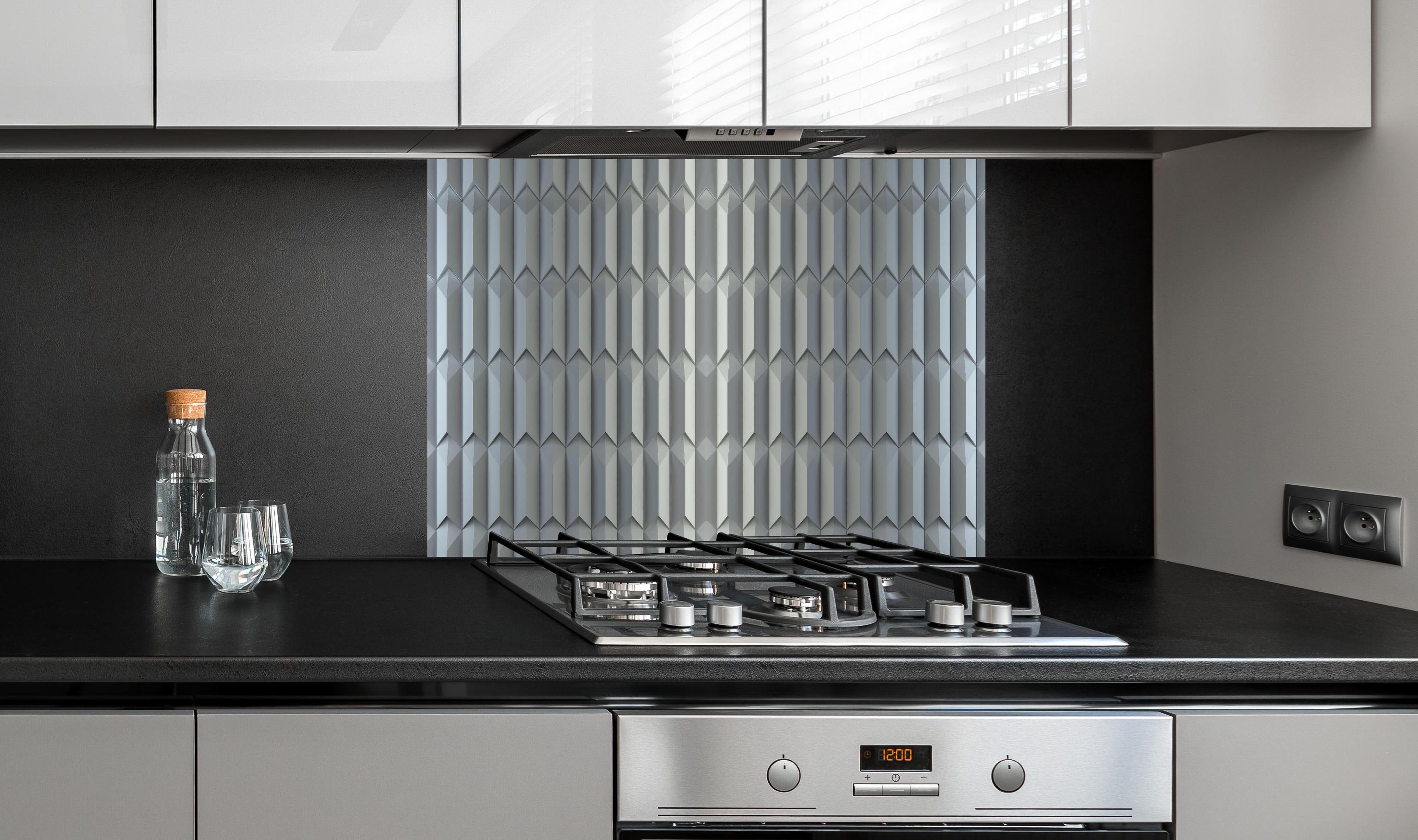 Spritzschutz - Moderne geometrische Struktur in Grau-Weiß hinter einem Cerankochfeld zwischen Holz-Kochutensilien
