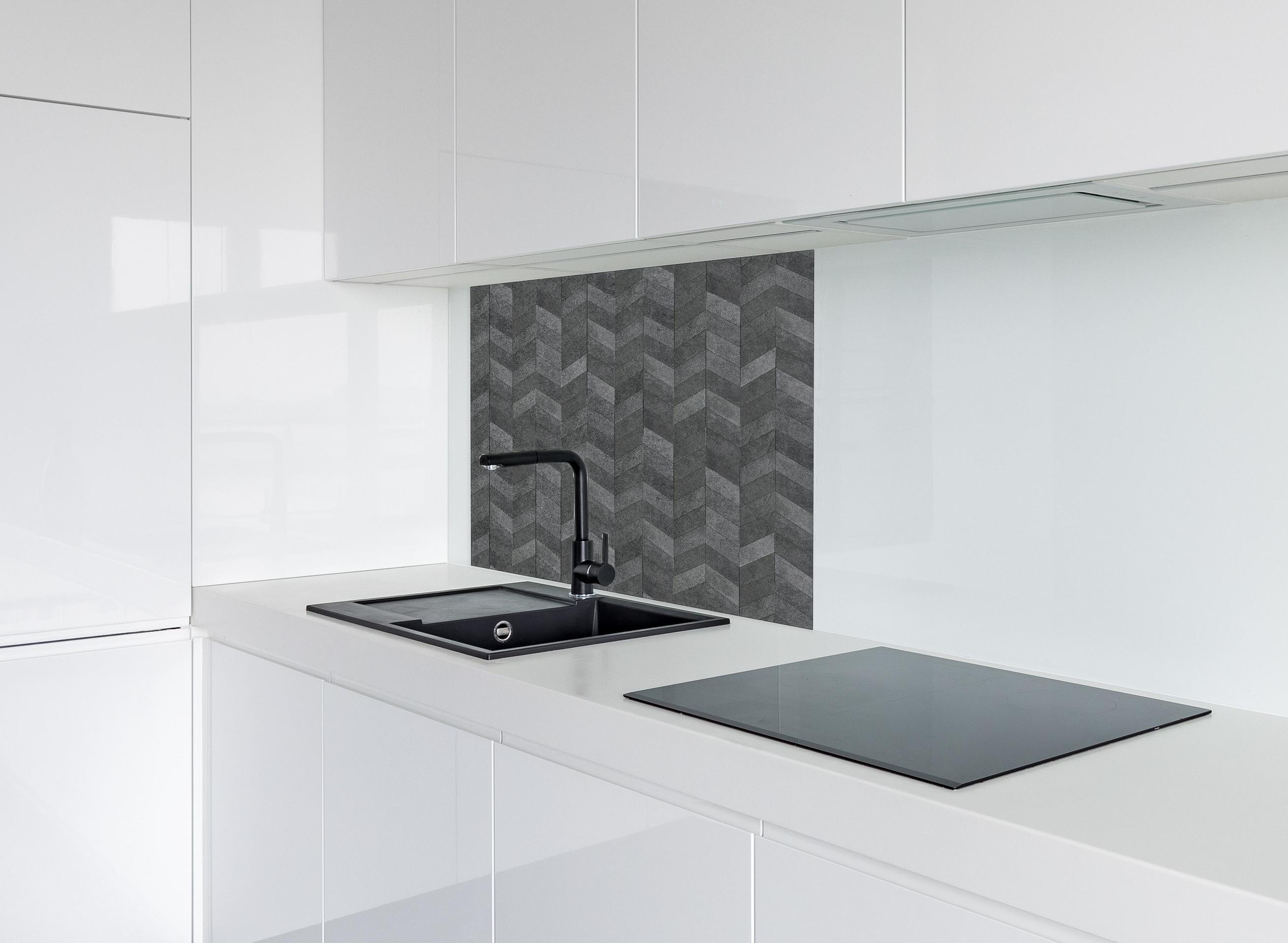 Spritzschutz - Moderne graue Chevron-Wandtextur hinter einem Cerankochfeld zwischen Holz-Kochutensilien
