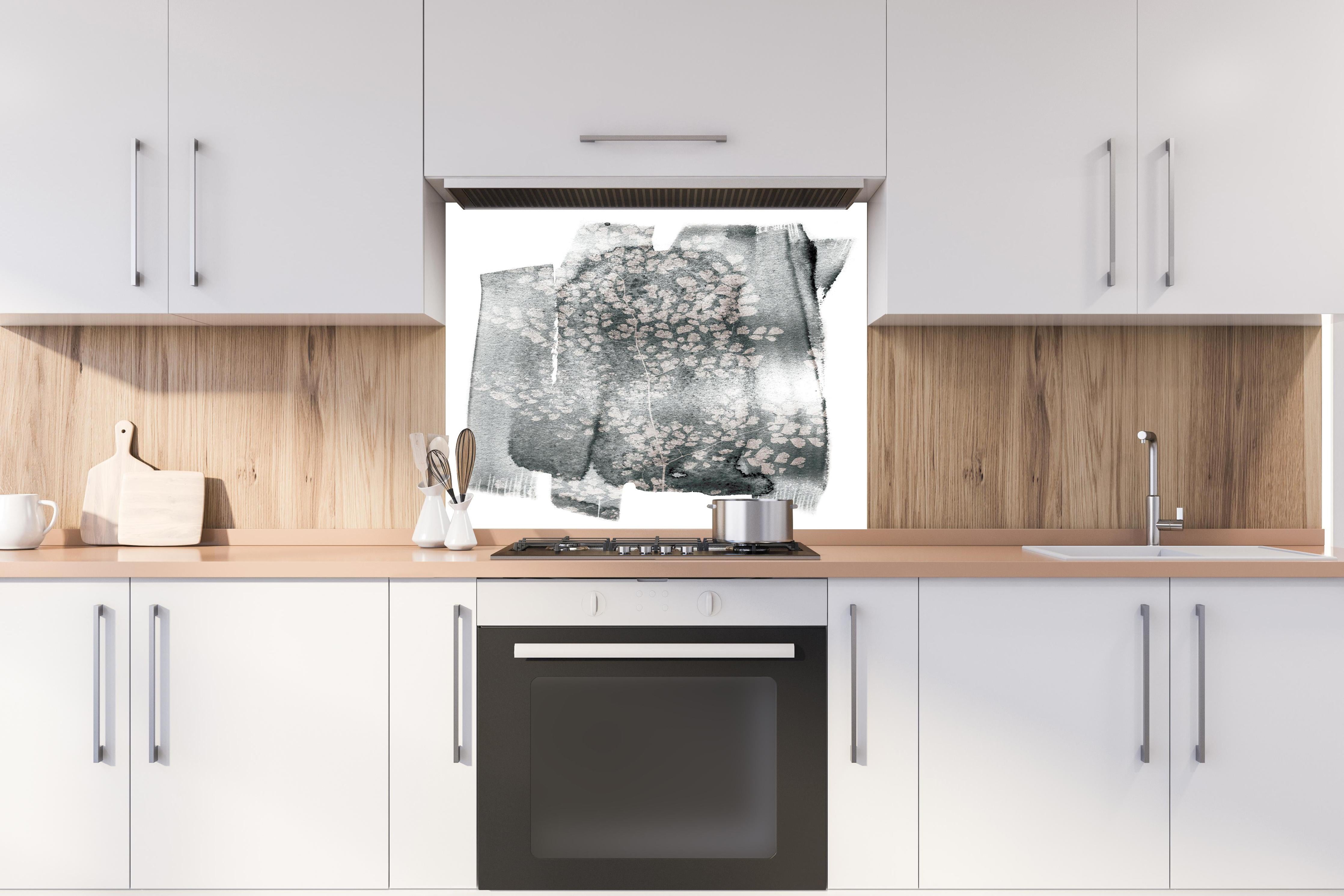 Spritzschutz - Moderne grauweiße botanische Abstraktion hinter einem Cerankochfeld zwischen Holz-Kochutensilien

