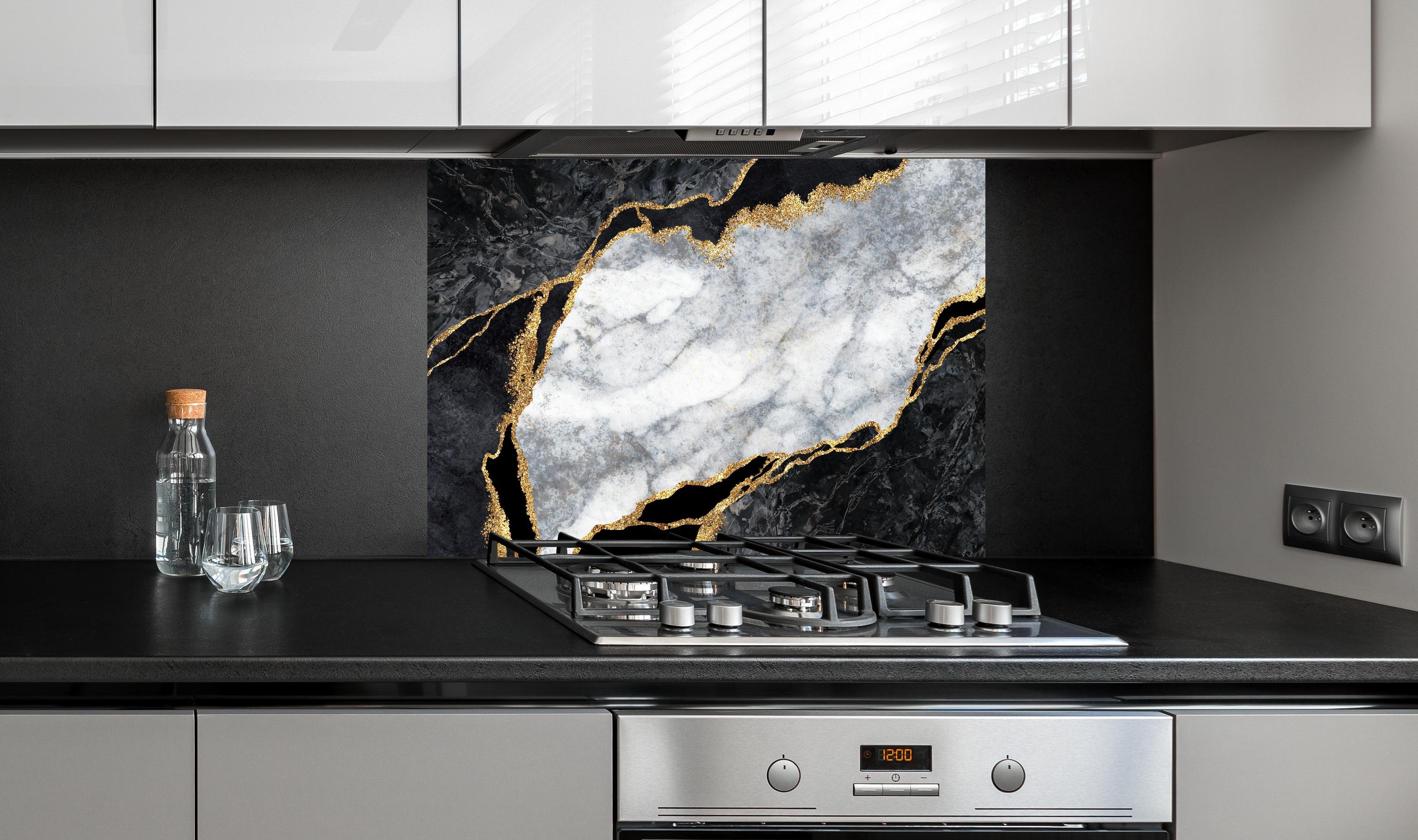 Spritzschutz - Moderne rissige Oberfläche hinter einem Cerankochfeld zwischen Holz-Kochutensilien
