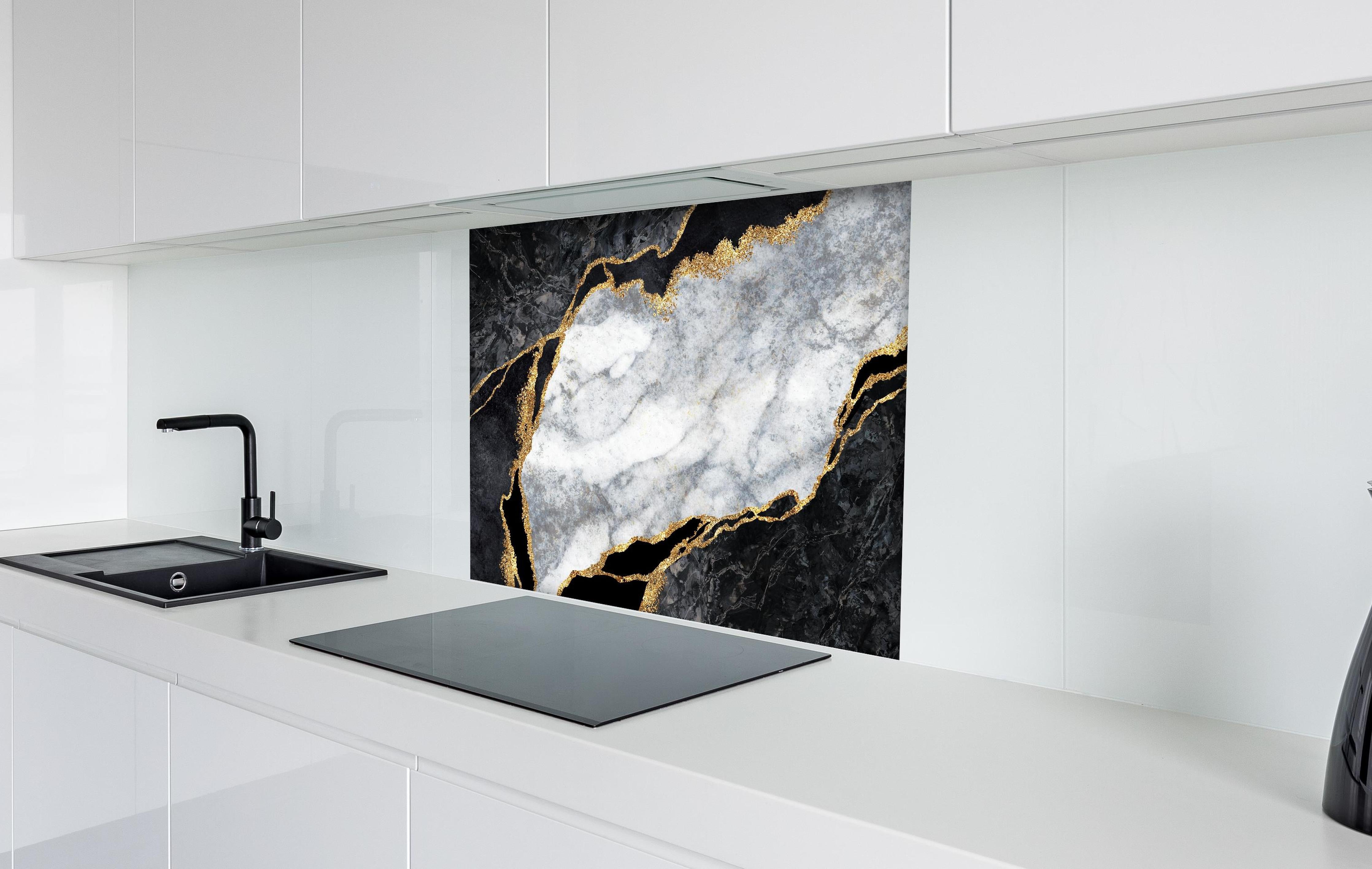 Spritzschutz - Moderne rissige Oberfläche hinter einem Cerankochfeld zwischen Holz-Kochutensilien
