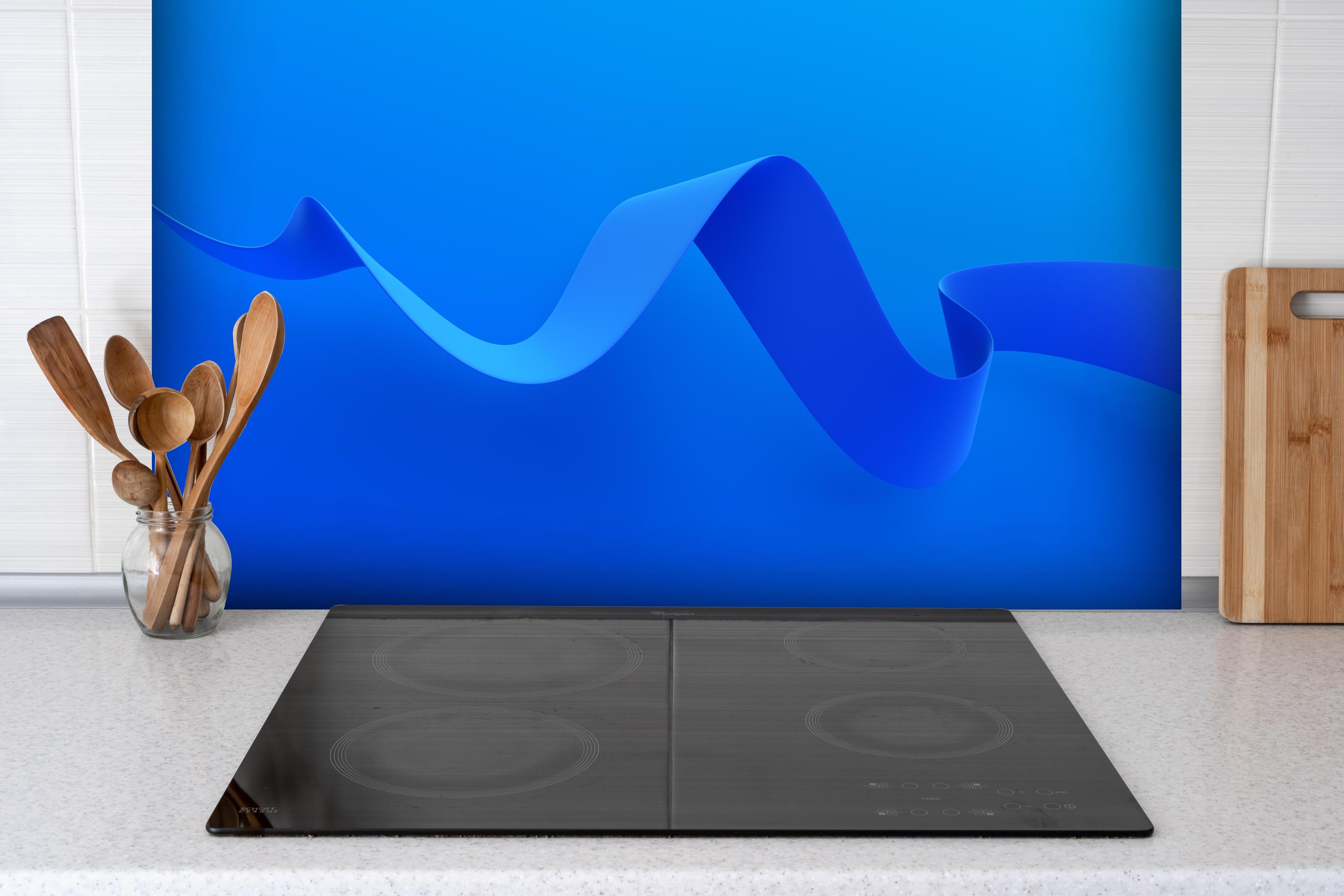 Spritzschutz - Moderner 3D Hintergrund hinter einem Cerankochfeld zwischen Holz-Kochutensilien
