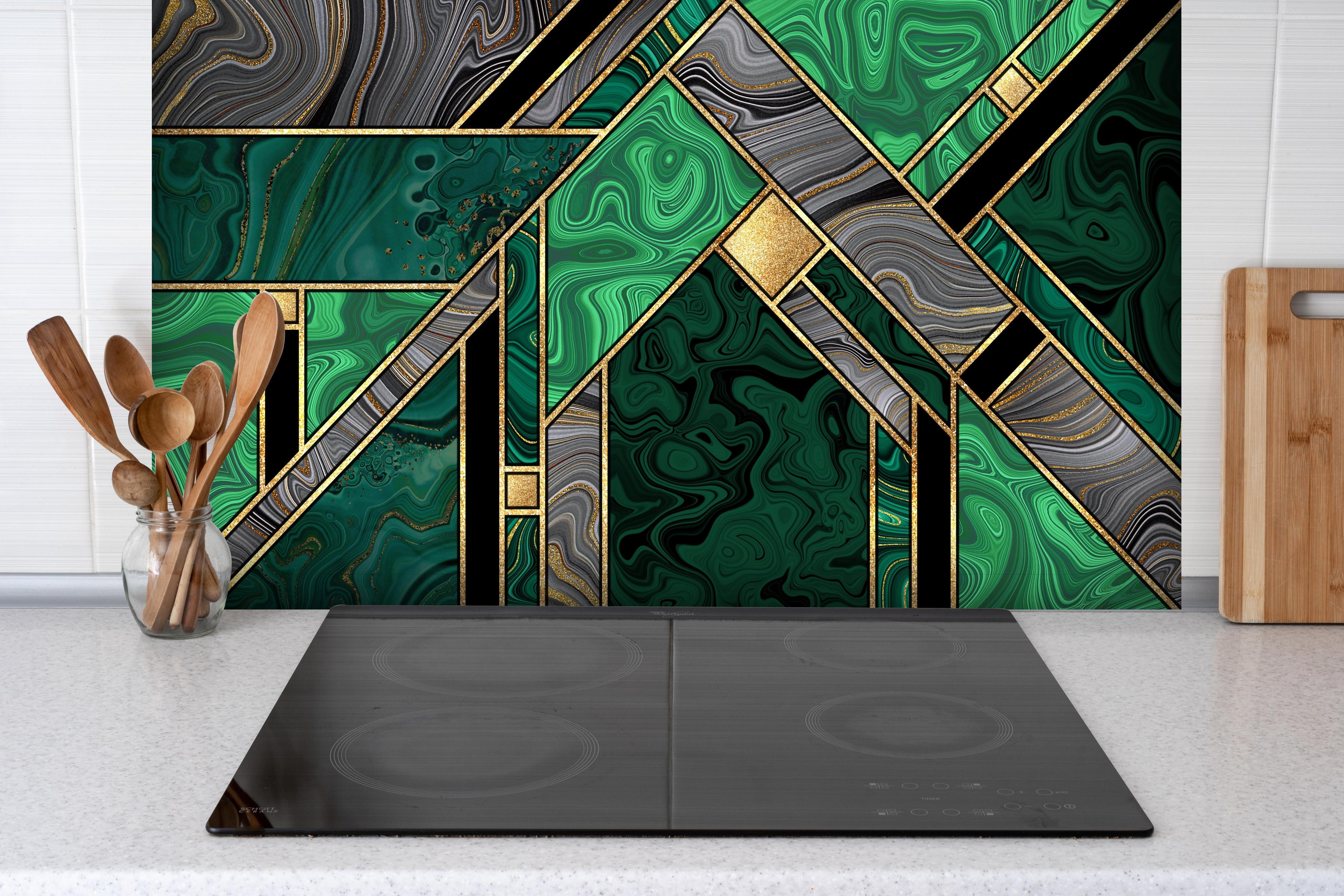 Spritzschutz - Modernes Art Deco Malachit und Gold Muster hinter einem Cerankochfeld zwischen Holz-Kochutensilien
