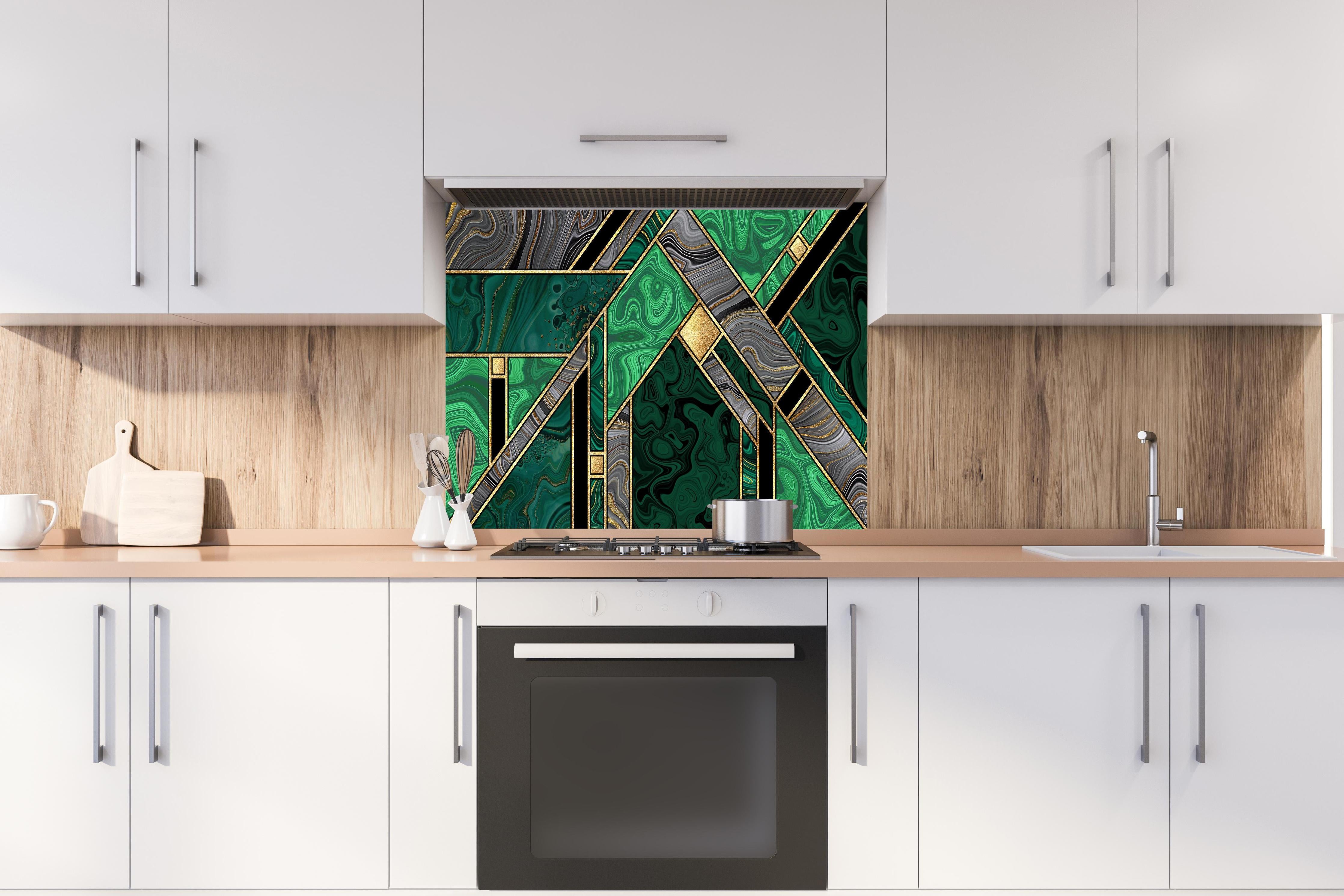 Spritzschutz - Modernes Art Deco Malachit und Gold Muster hinter einem Cerankochfeld zwischen Holz-Kochutensilien
