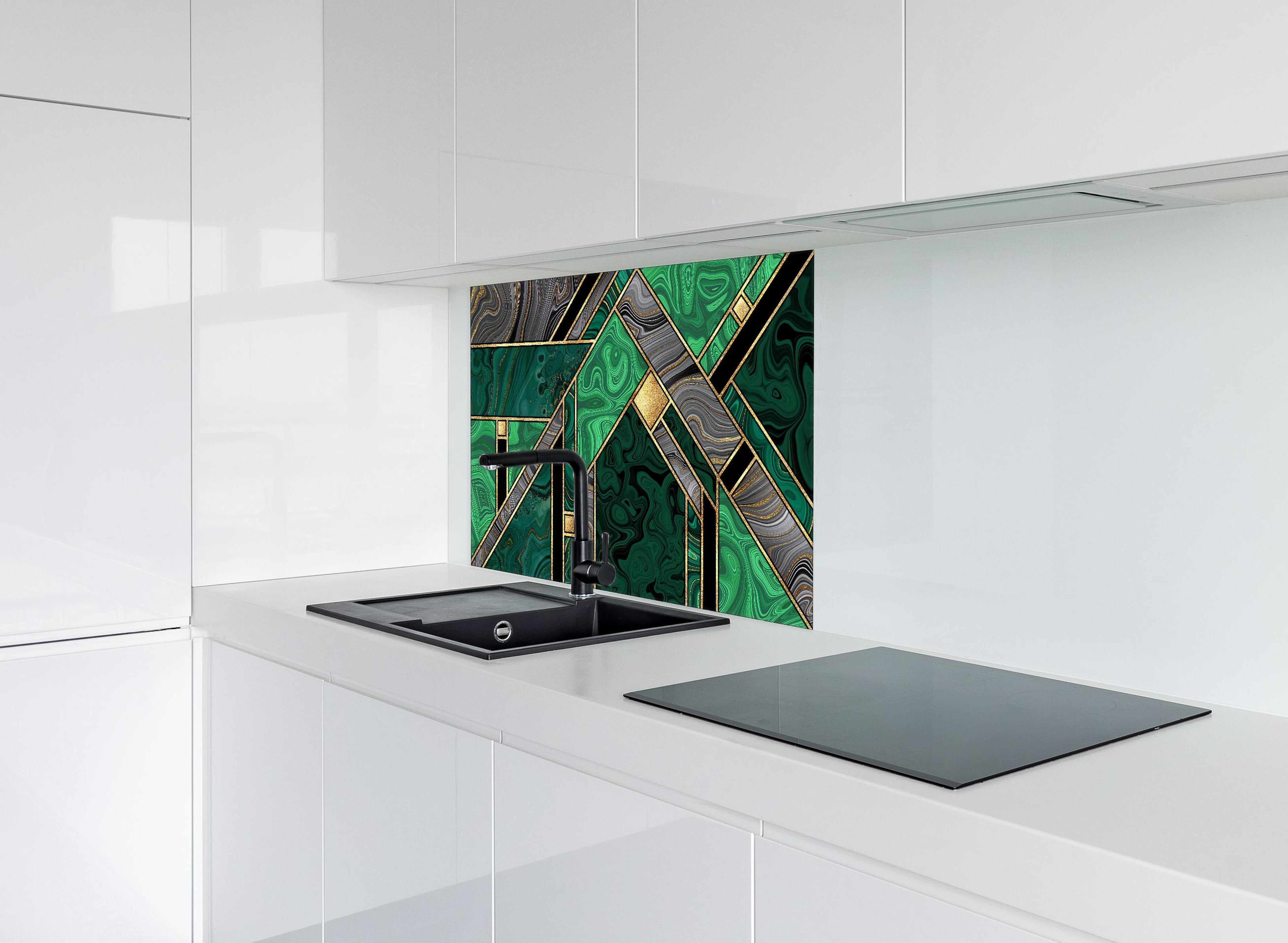 Spritzschutz - Modernes Art Deco Malachit und Gold Muster hinter einem Cerankochfeld zwischen Holz-Kochutensilien
