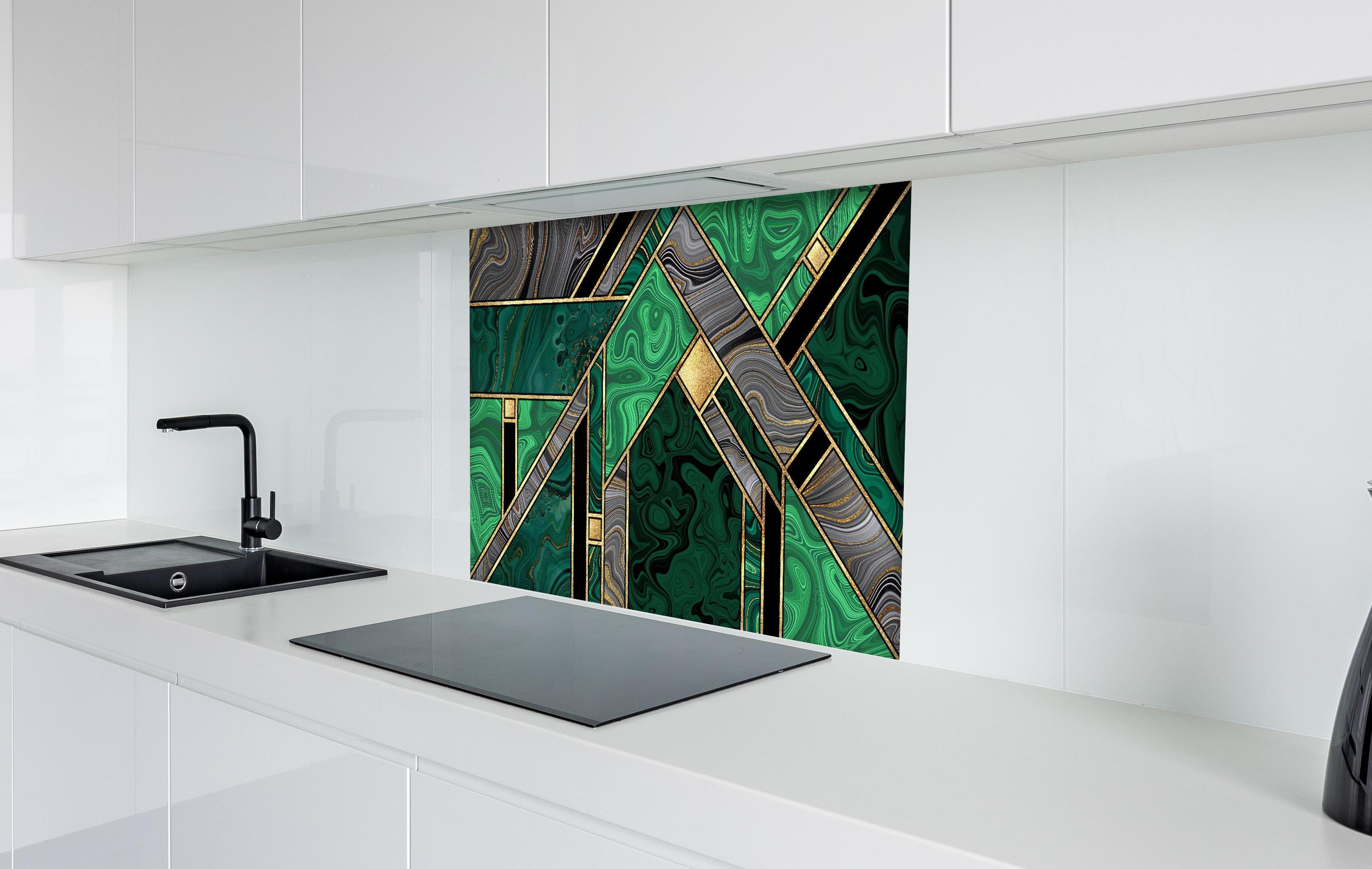 Spritzschutz - Modernes Art Deco Malachit und Gold Muster hinter einem Cerankochfeld zwischen Holz-Kochutensilien
