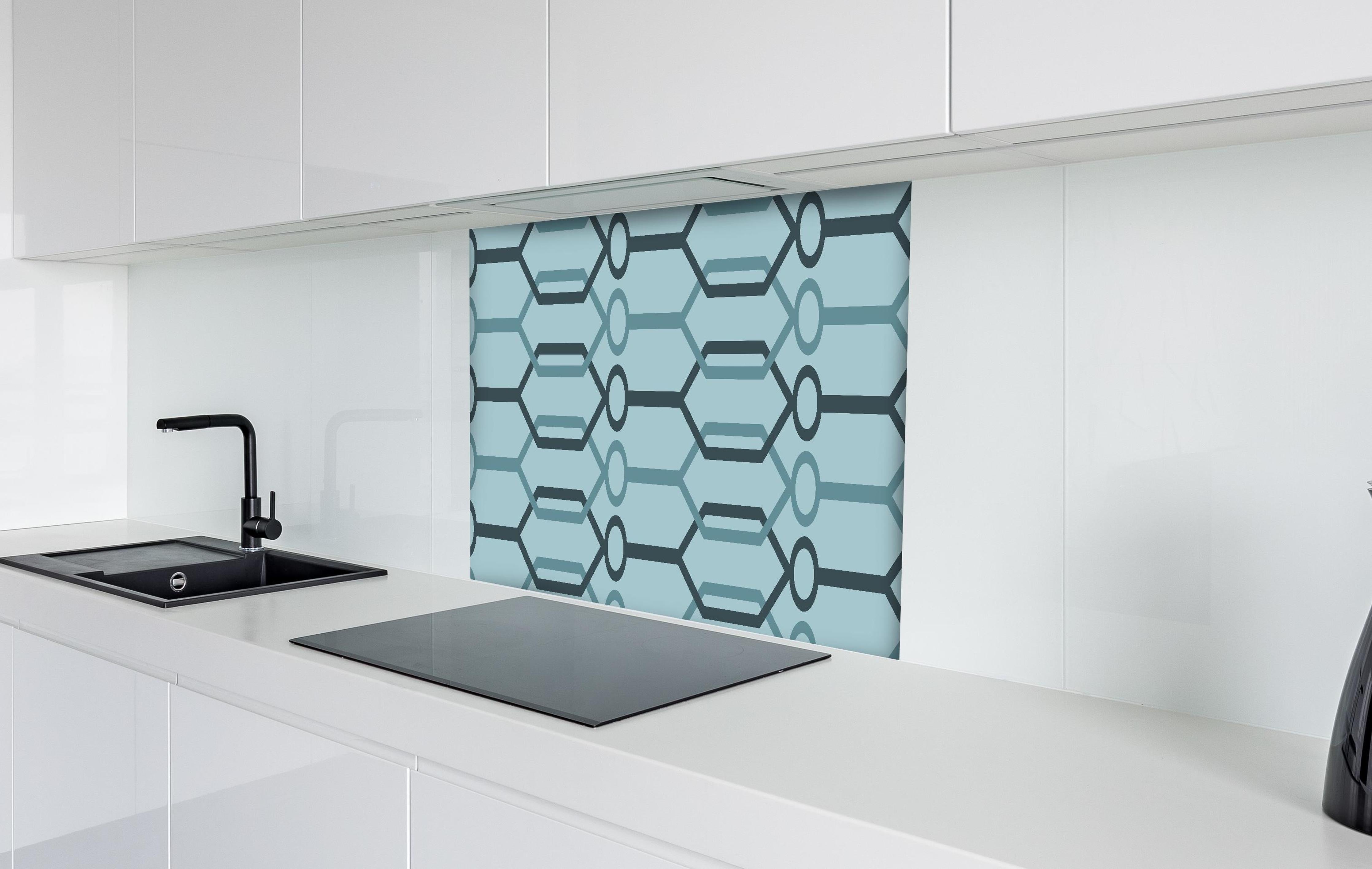 Spritzschutz - Modernes Blaues Geometrie Design hinter einem Cerankochfeld zwischen Holz-Kochutensilien
