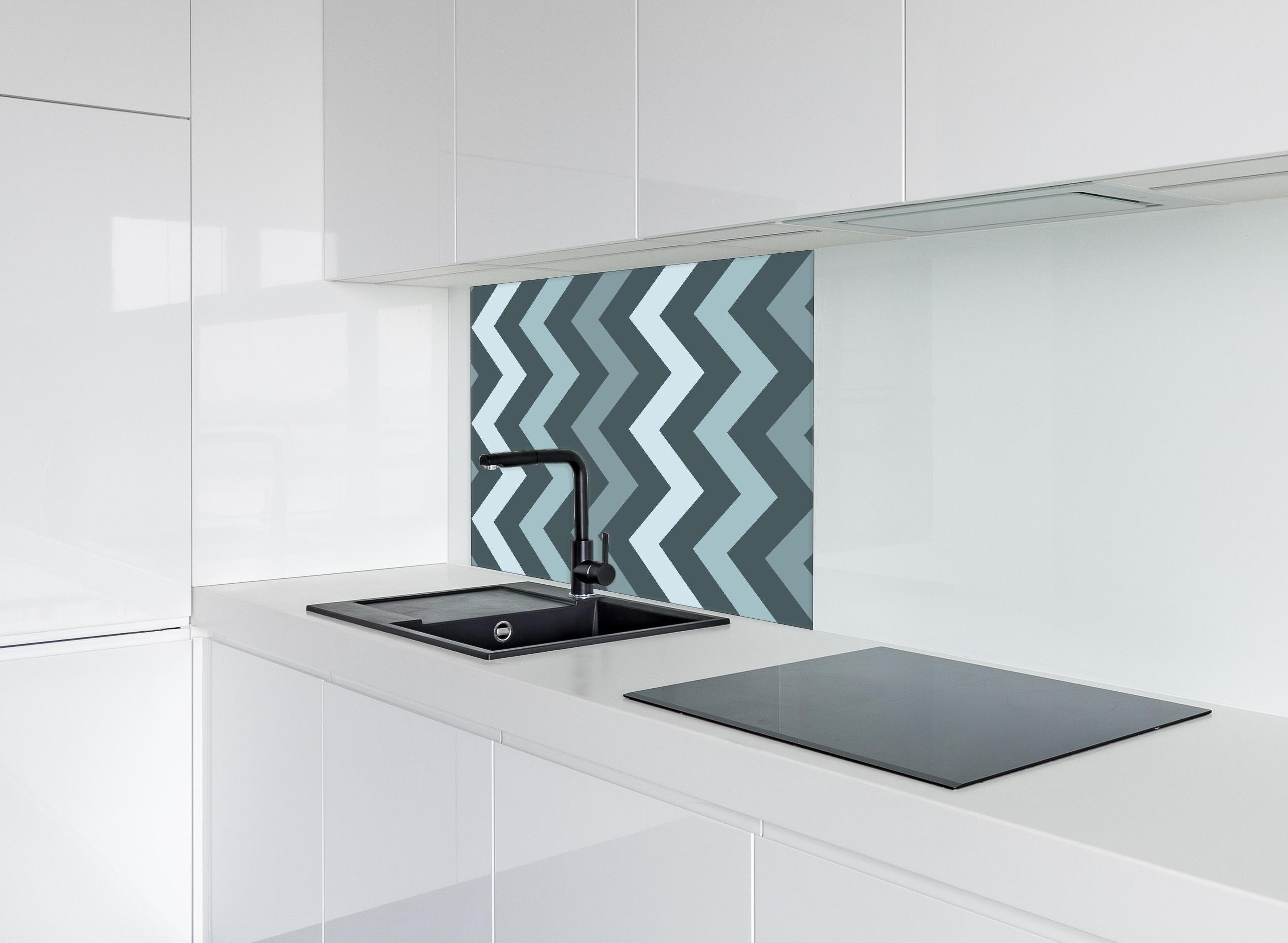 Spritzschutz - Modernes Chevron Design in Grau-Weiß hinter einem Cerankochfeld zwischen Holz-Kochutensilien

